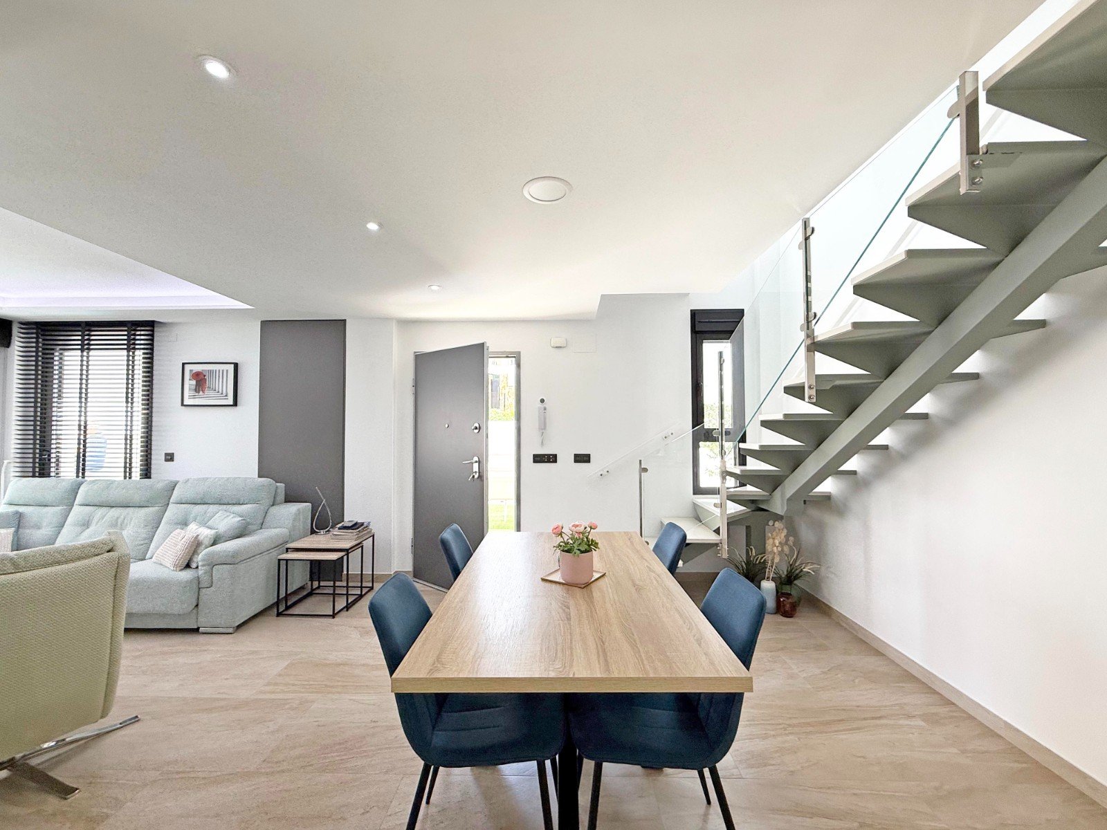 Diese moderne Villa liegt in der begehrten Gegend von Villamartin und bietet eine perfekte Kombination aus Luxus, Komfort und Funktionalität. Das Hau