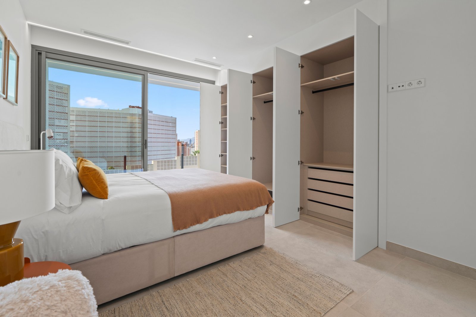 In der pulsierenden Stadt Benidorm gelegen, bietet diese exklusive Villa ein außergewöhnliches Wohnerlebnis, nur 1 km vom Meer entfernt. Entworfen fü