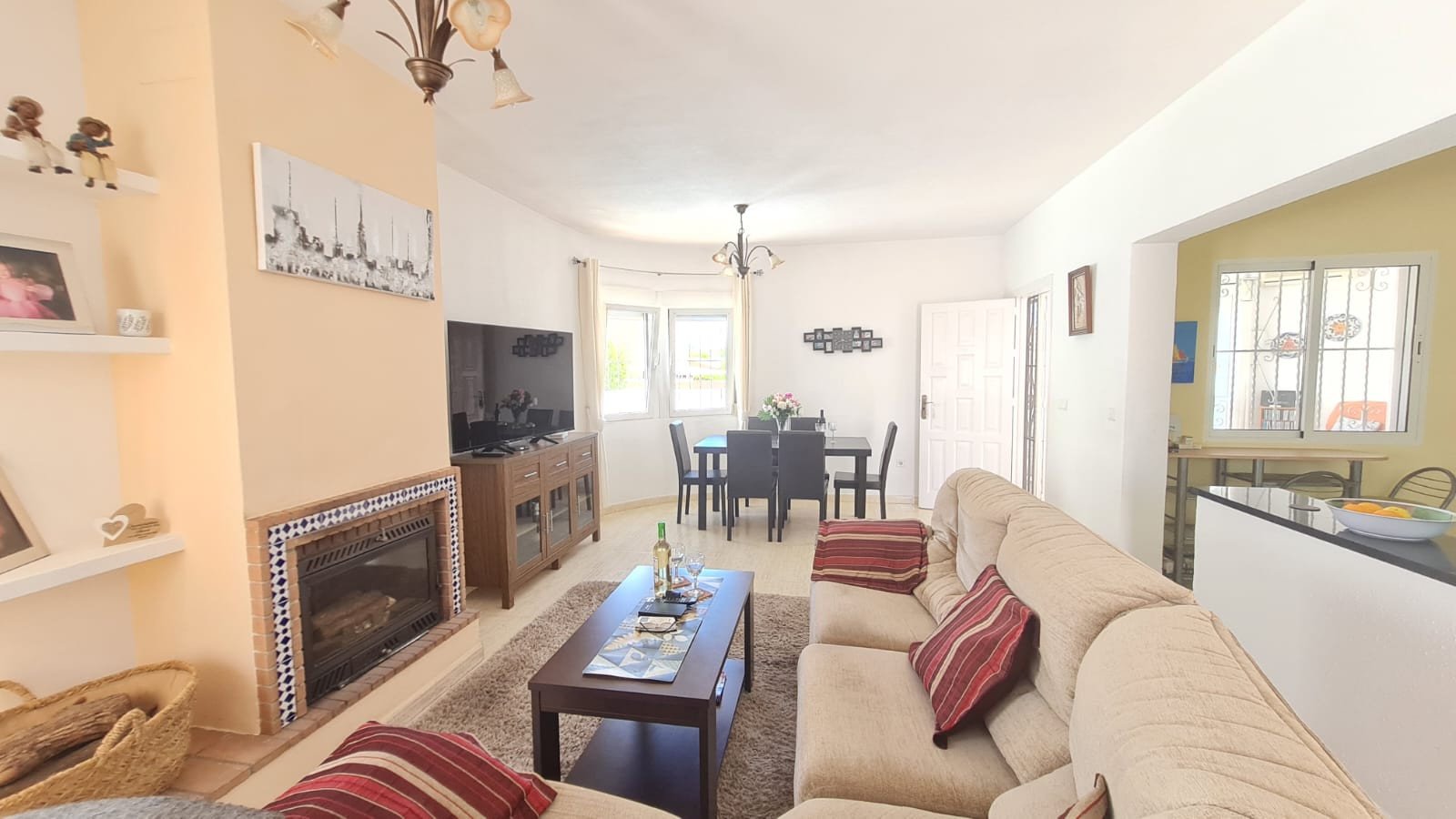 Nestled within the highly desirable residential area of La Florida, Orihuela Costa, this beautifully maintained detached villa offers the perfect co