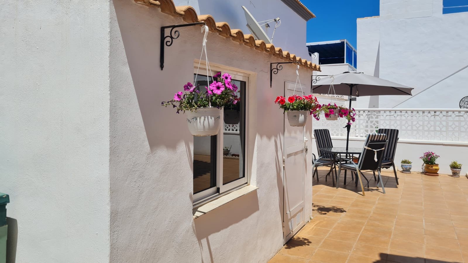 Nestled within the highly desirable residential area of La Florida, Orihuela Costa, this beautifully maintained detached villa offers the perfect co