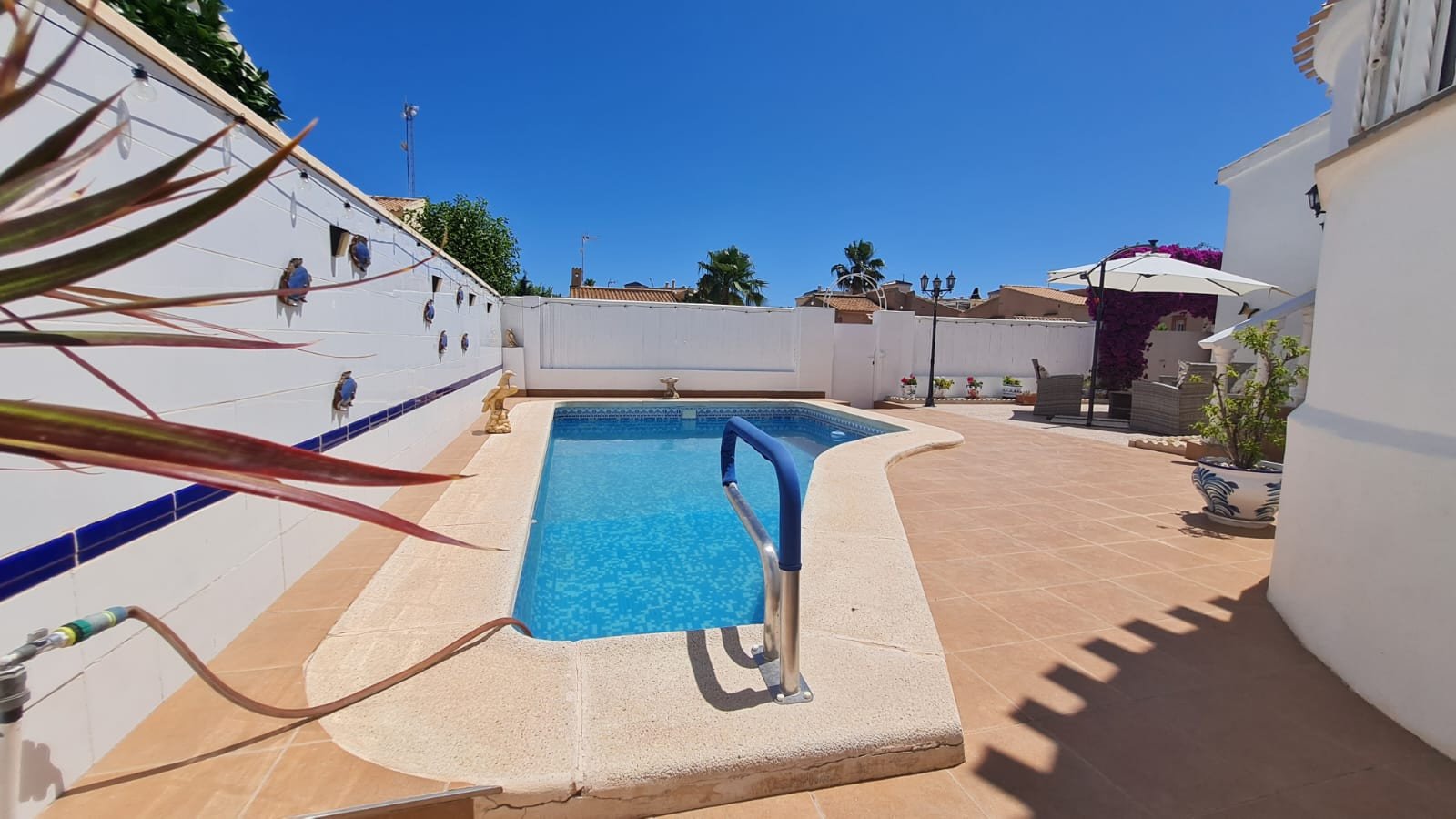 Nestled within the highly desirable residential area of La Florida, Orihuela Costa, this beautifully maintained detached villa offers the perfect co