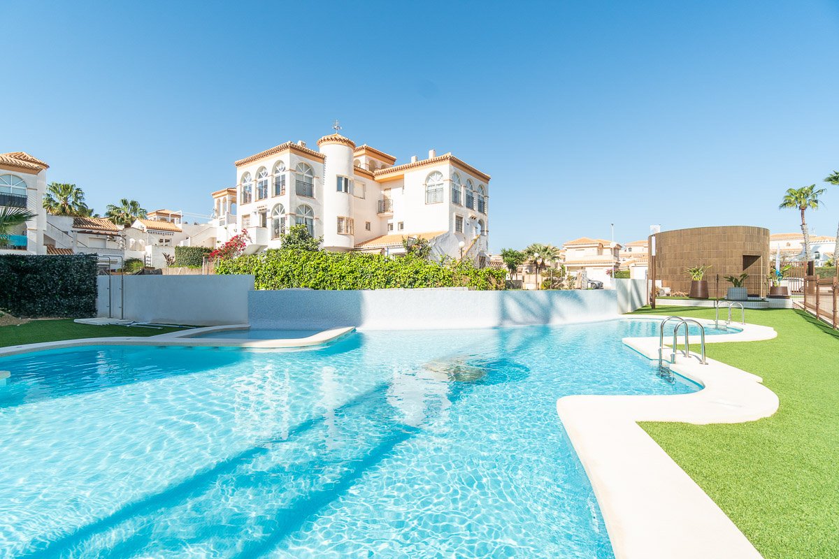 In der wunderschönen Orihuela Costa gelegen, bietet diese exklusive Wohnanlage eine Vielzahl von Wohnmöglichkeiten, die sich an unterschiedliche Bedü