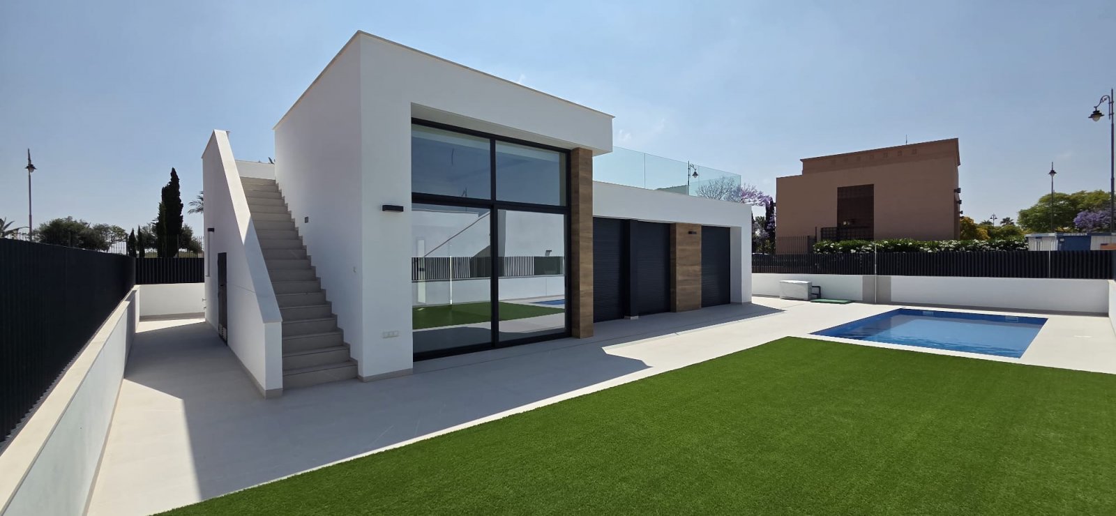  Im prestigeträchtigen Condado de Alhama gelegen, bieten diese Immobilien eine perfekte Kombination aus Luxus und Komfort. Mit insgesamt 47 Einheiten 