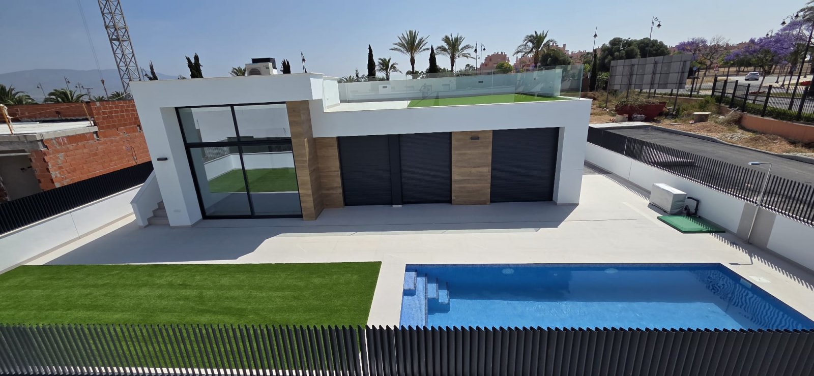  Im prestigeträchtigen Condado de Alhama gelegen, bieten diese Immobilien eine perfekte Kombination aus Luxus und Komfort. Mit insgesamt 47 Einheiten 