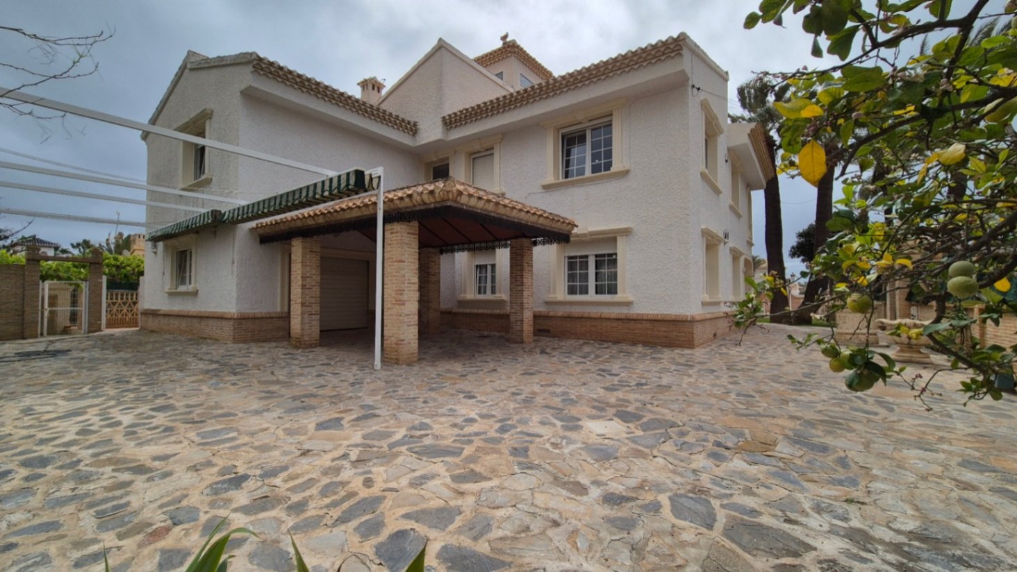 Eingebettet in eine Privatstraße, die von exklusiven Villen gesäumt ist, strahlt dieses atemberaubende Anwesen in Cabo Roig den luxuriösen Charme und