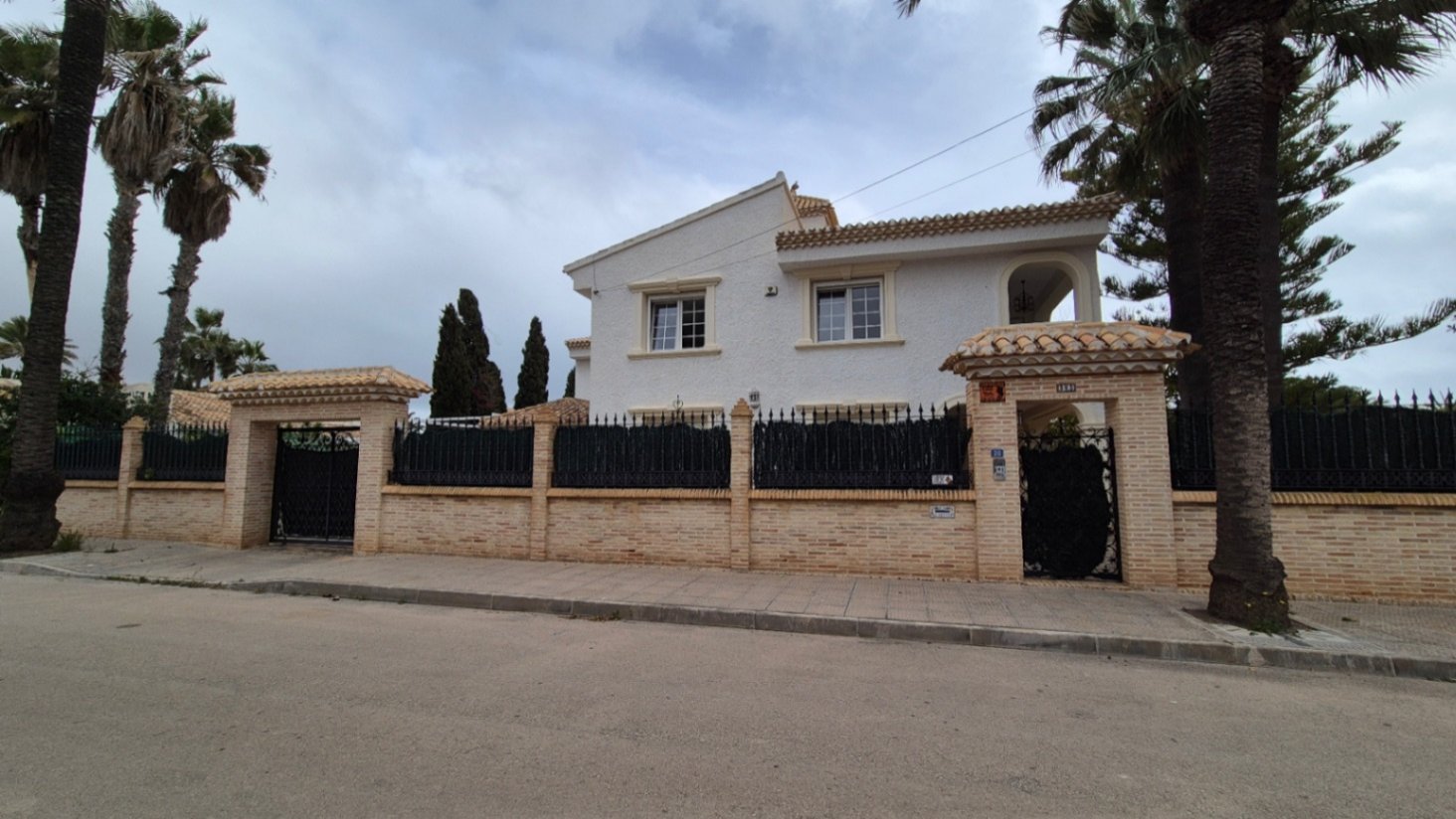 Eingebettet in eine Privatstraße, die von exklusiven Villen gesäumt ist, strahlt dieses atemberaubende Anwesen in Cabo Roig den luxuriösen Charme und