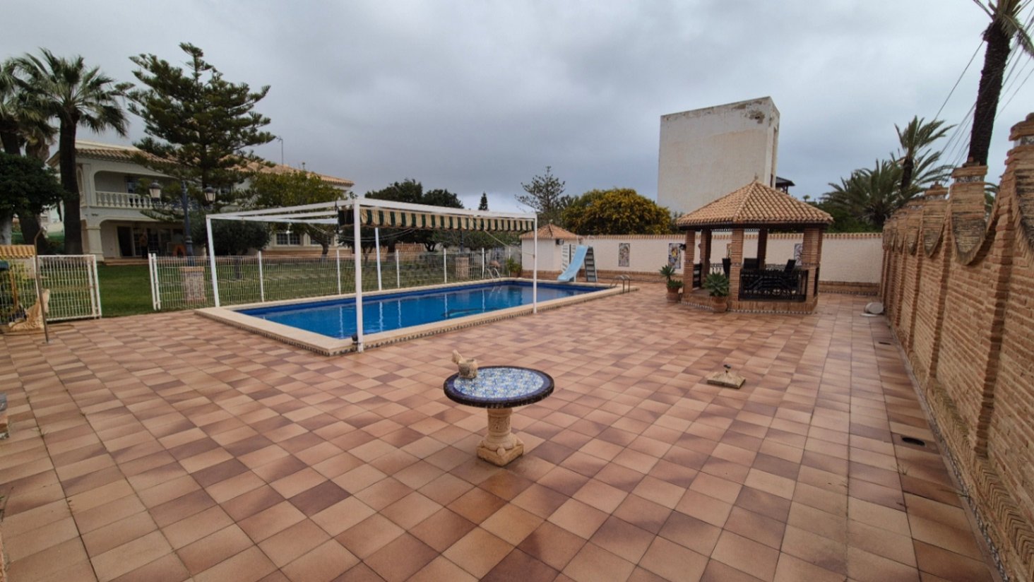 Eingebettet in eine Privatstraße, die von exklusiven Villen gesäumt ist, strahlt dieses atemberaubende Anwesen in Cabo Roig den luxuriösen Charme und