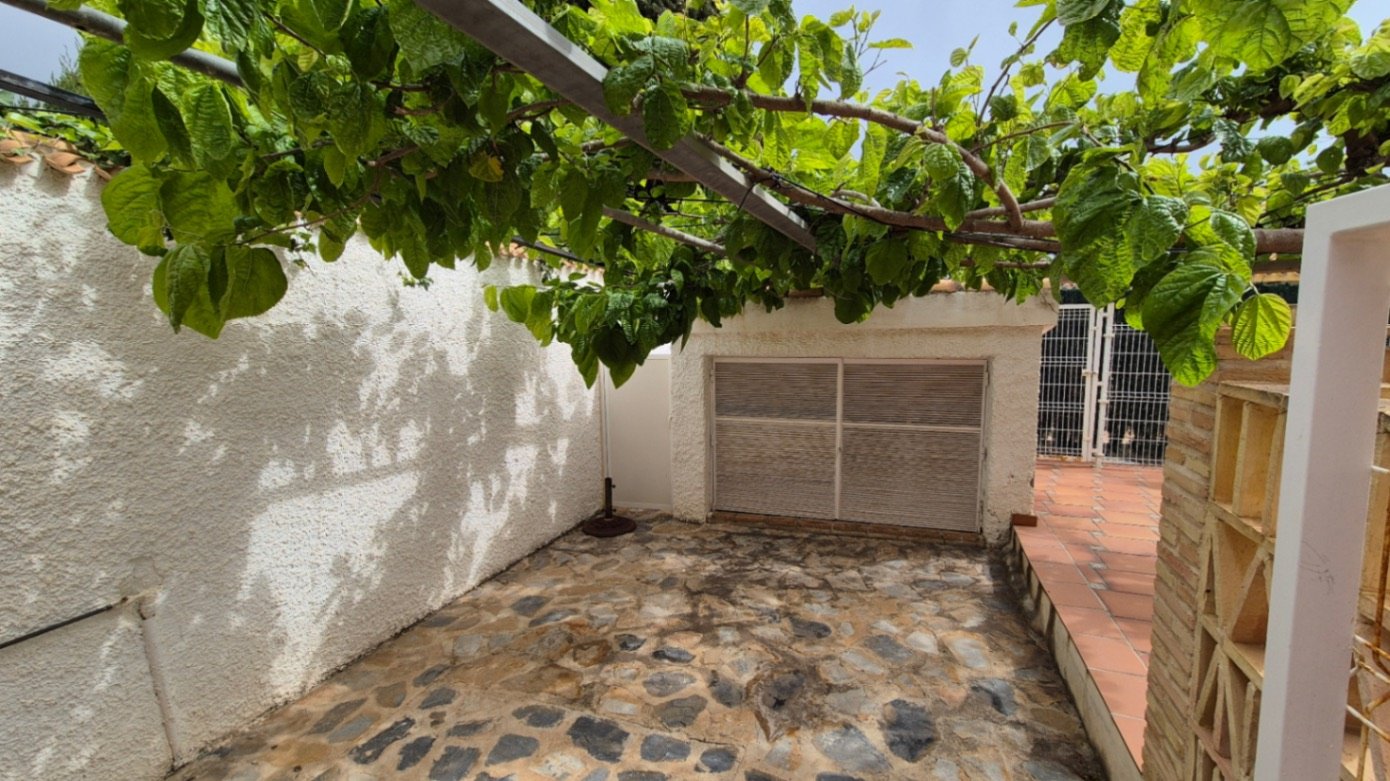 Eingebettet in eine Privatstraße, die von exklusiven Villen gesäumt ist, strahlt dieses atemberaubende Anwesen in Cabo Roig den luxuriösen Charme und