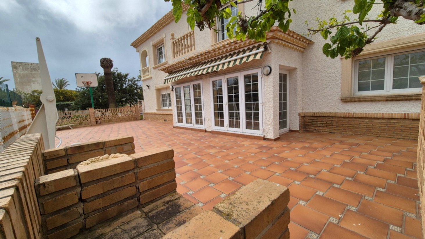 Eingebettet in eine Privatstraße, die von exklusiven Villen gesäumt ist, strahlt dieses atemberaubende Anwesen in Cabo Roig den luxuriösen Charme und