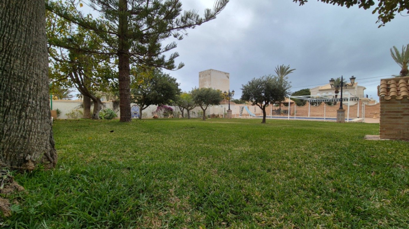 Eingebettet in eine Privatstraße, die von exklusiven Villen gesäumt ist, strahlt dieses atemberaubende Anwesen in Cabo Roig den luxuriösen Charme und
