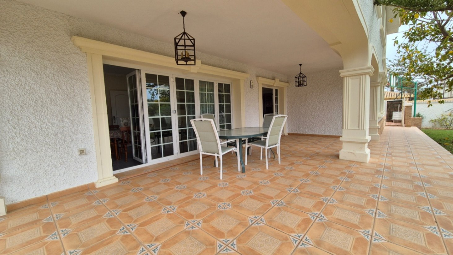Eingebettet in eine Privatstraße, die von exklusiven Villen gesäumt ist, strahlt dieses atemberaubende Anwesen in Cabo Roig den luxuriösen Charme und