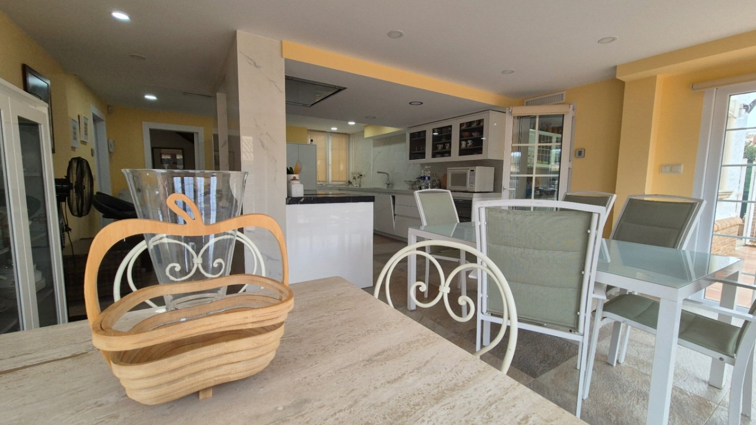 Eingebettet in eine Privatstraße, die von exklusiven Villen gesäumt ist, strahlt dieses atemberaubende Anwesen in Cabo Roig den luxuriösen Charme und