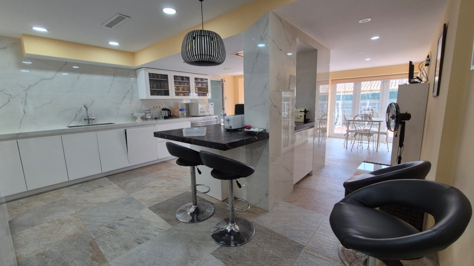 Eingebettet in eine Privatstraße, die von exklusiven Villen gesäumt ist, strahlt dieses atemberaubende Anwesen in Cabo Roig den luxuriösen Charme und