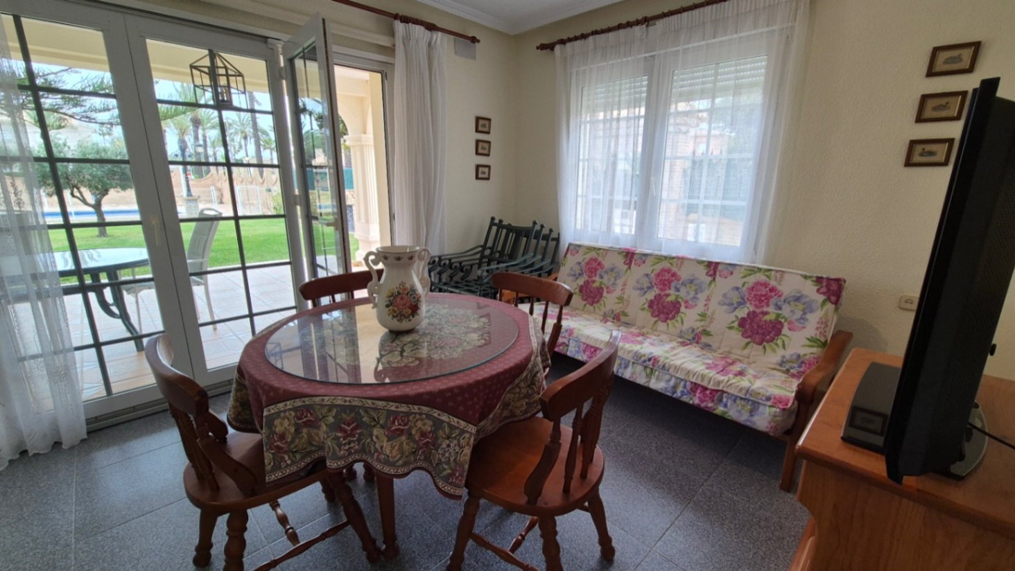 Eingebettet in eine Privatstraße, die von exklusiven Villen gesäumt ist, strahlt dieses atemberaubende Anwesen in Cabo Roig den luxuriösen Charme und