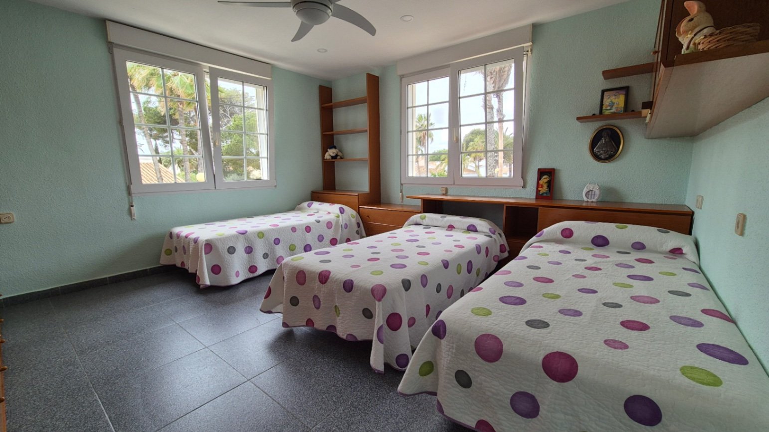 Eingebettet in eine Privatstraße, die von exklusiven Villen gesäumt ist, strahlt dieses atemberaubende Anwesen in Cabo Roig den luxuriösen Charme und
