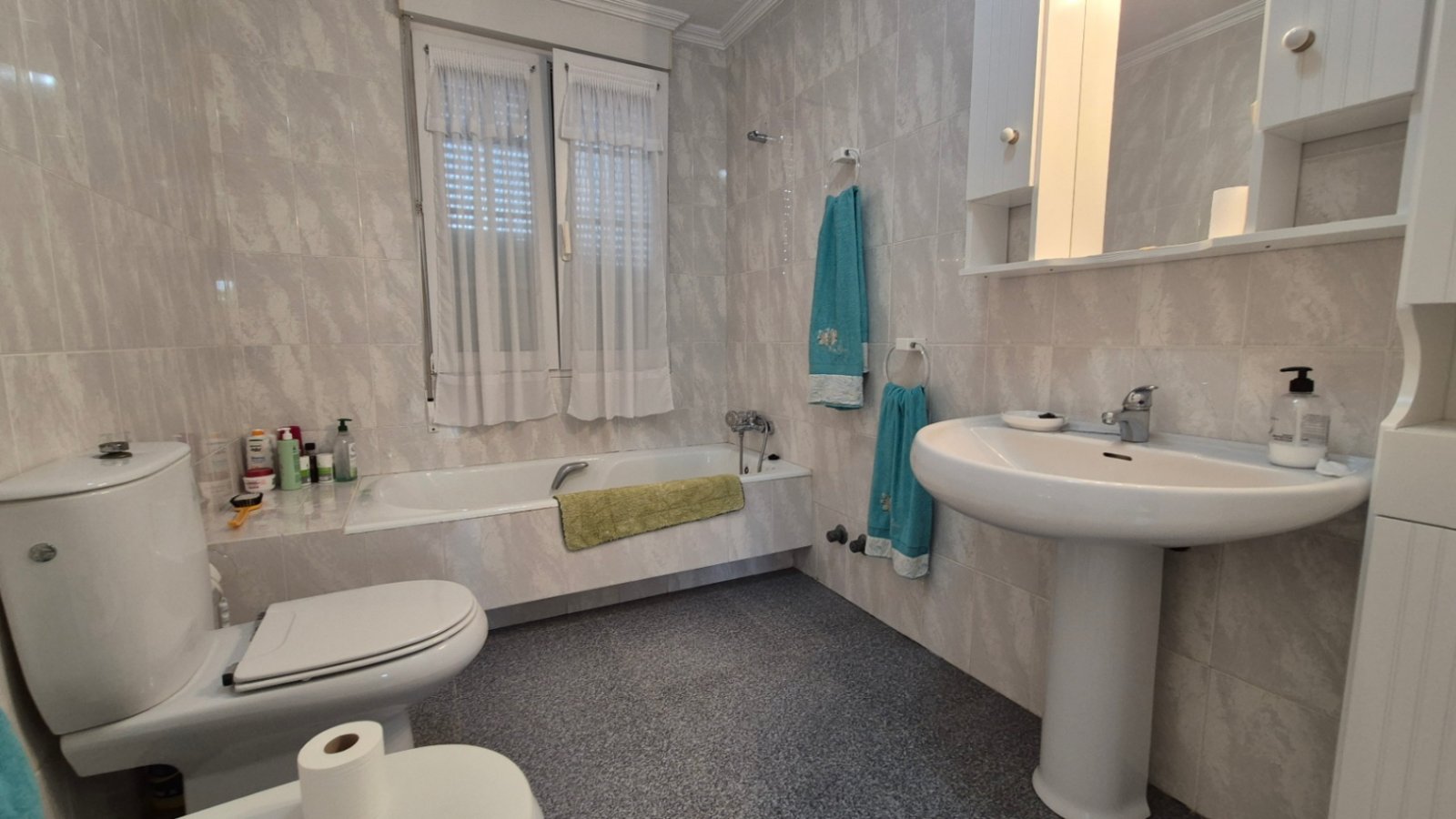 Eingebettet in eine Privatstraße, die von exklusiven Villen gesäumt ist, strahlt dieses atemberaubende Anwesen in Cabo Roig den luxuriösen Charme und