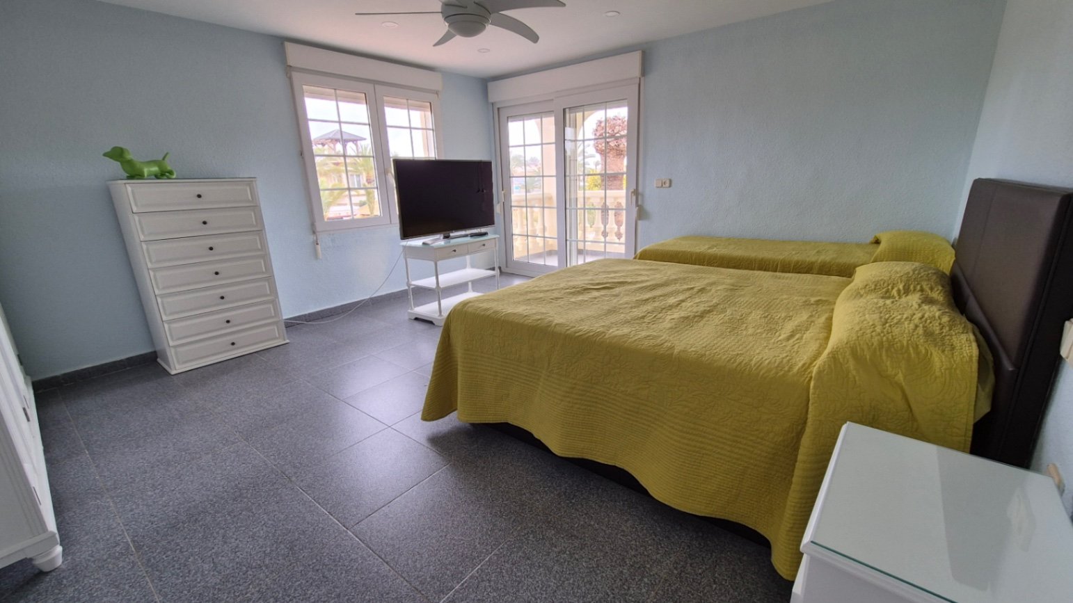 Eingebettet in eine Privatstraße, die von exklusiven Villen gesäumt ist, strahlt dieses atemberaubende Anwesen in Cabo Roig den luxuriösen Charme und