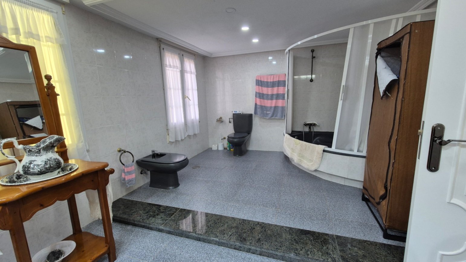 Eingebettet in eine Privatstraße, die von exklusiven Villen gesäumt ist, strahlt dieses atemberaubende Anwesen in Cabo Roig den luxuriösen Charme und