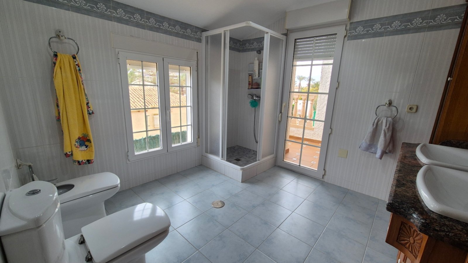 Eingebettet in eine Privatstraße, die von exklusiven Villen gesäumt ist, strahlt dieses atemberaubende Anwesen in Cabo Roig den luxuriösen Charme und
