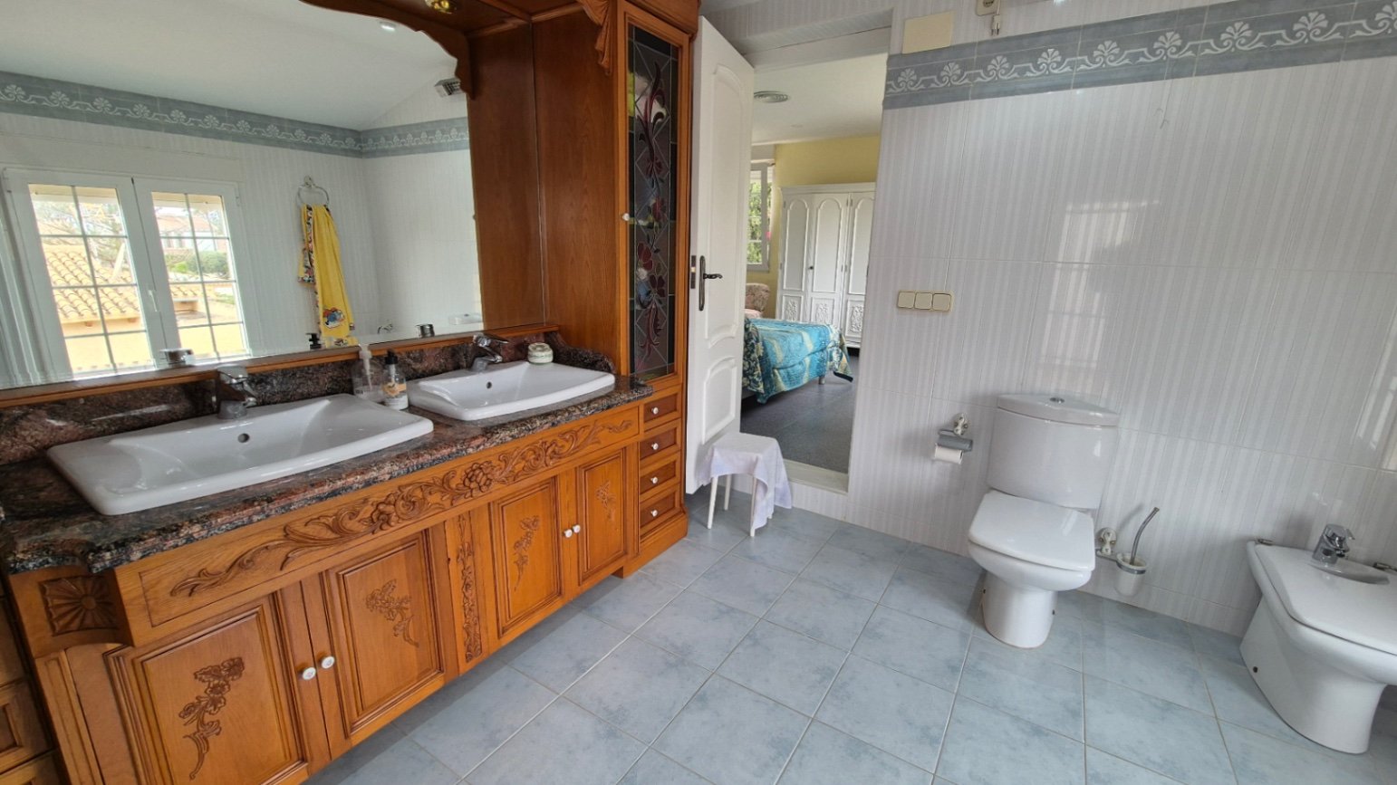 Eingebettet in eine Privatstraße, die von exklusiven Villen gesäumt ist, strahlt dieses atemberaubende Anwesen in Cabo Roig den luxuriösen Charme und