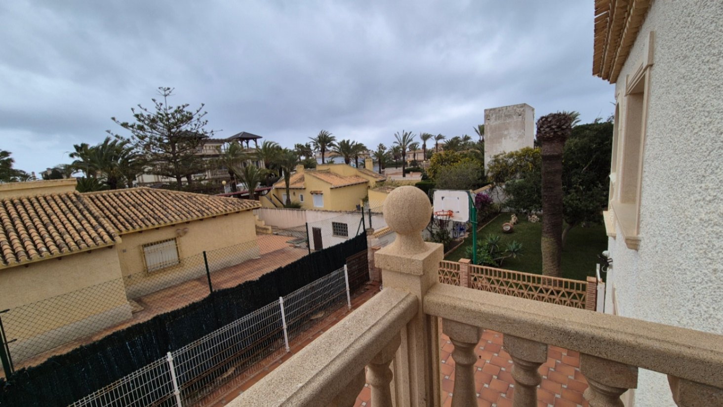Eingebettet in eine Privatstraße, die von exklusiven Villen gesäumt ist, strahlt dieses atemberaubende Anwesen in Cabo Roig den luxuriösen Charme und