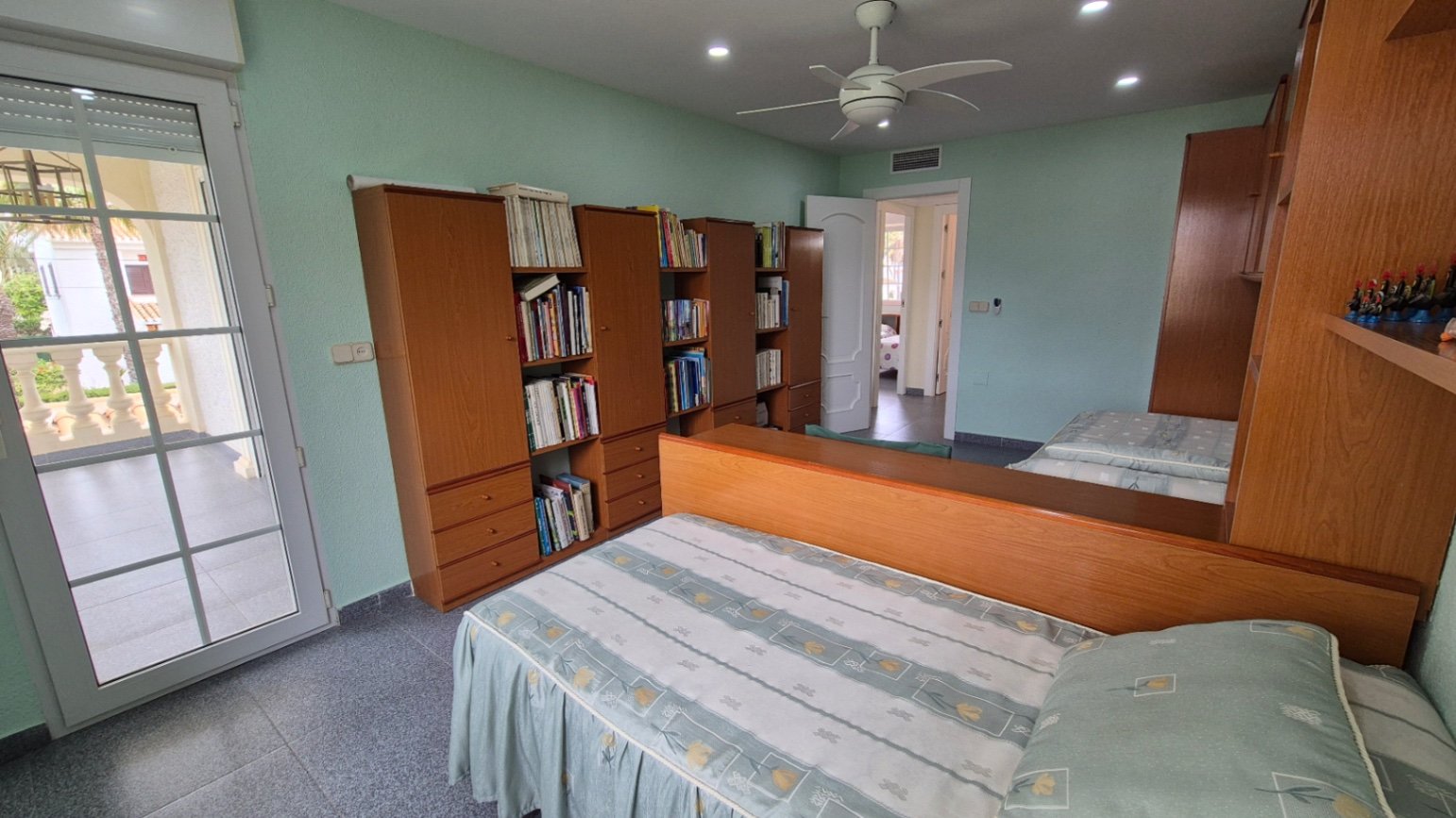 Eingebettet in eine Privatstraße, die von exklusiven Villen gesäumt ist, strahlt dieses atemberaubende Anwesen in Cabo Roig den luxuriösen Charme und