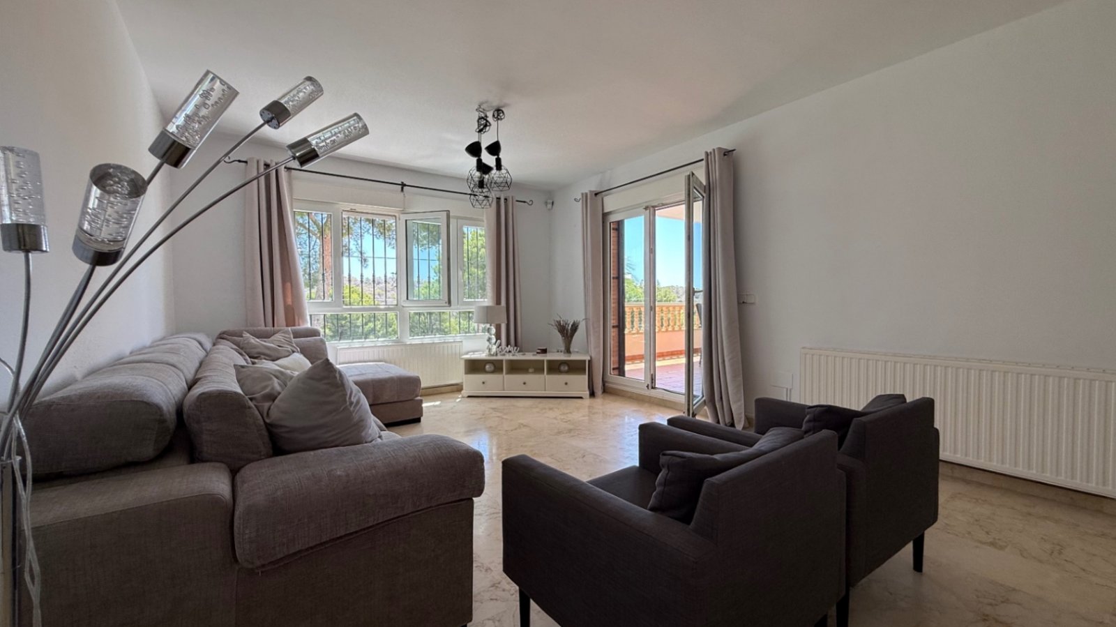  Große freistehende Villa mit 4 Schlafzimmern, 2 Bädern in erster Reihe zum Las Ramblas Golfplatz.
Diese sehr gut gepflegte Villa verfügt au