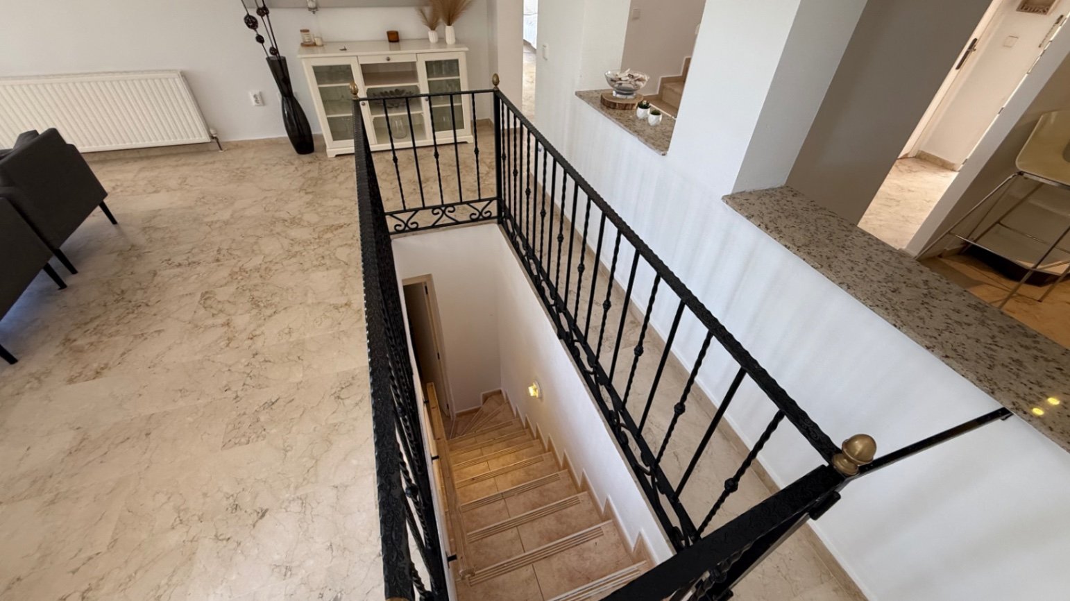  Große freistehende Villa mit 4 Schlafzimmern, 2 Bädern in erster Reihe zum Las Ramblas Golfplatz.
Diese sehr gut gepflegte Villa verfügt au