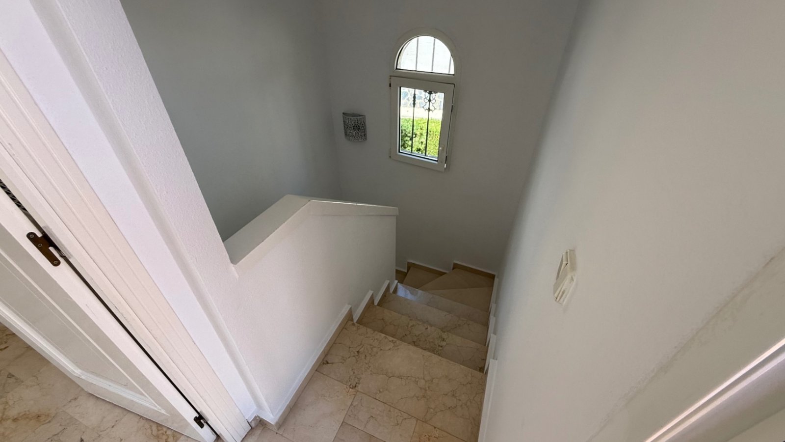  Große freistehende Villa mit 4 Schlafzimmern, 2 Bädern in erster Reihe zum Las Ramblas Golfplatz.
Diese sehr gut gepflegte Villa verfügt au