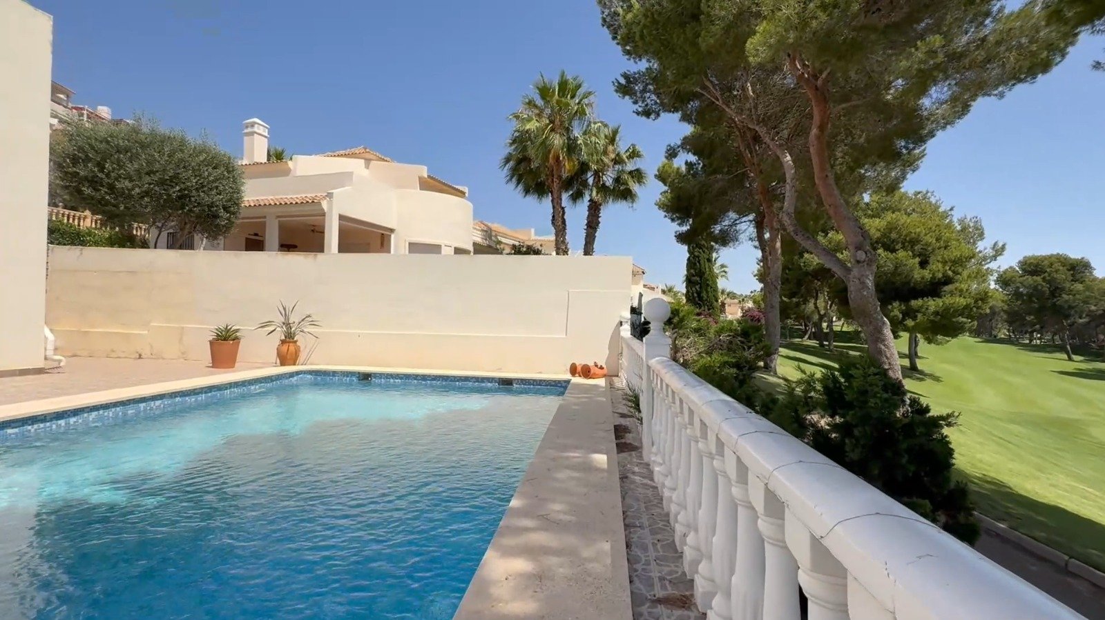  Große freistehende Villa mit 4 Schlafzimmern, 2 Bädern in erster Reihe zum Las Ramblas Golfplatz.
Diese sehr gut gepflegte Villa verfügt au