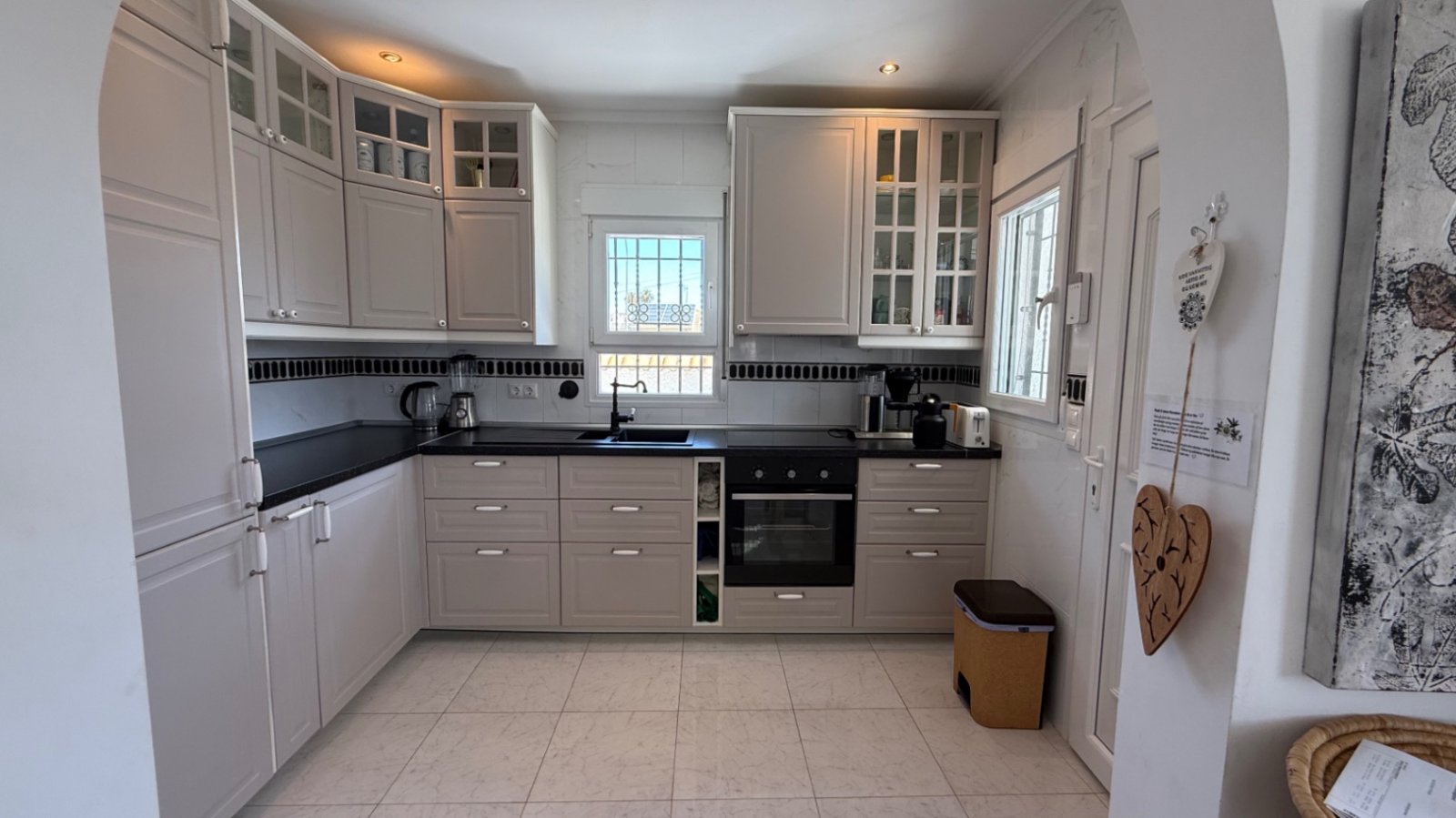 Wir präsentieren Ihnen diese wunderschön gestaltete Villa mit drei Schlafzimmern und zwei Badezimmern, die ideal gelegen ist im begehrten Viertel El