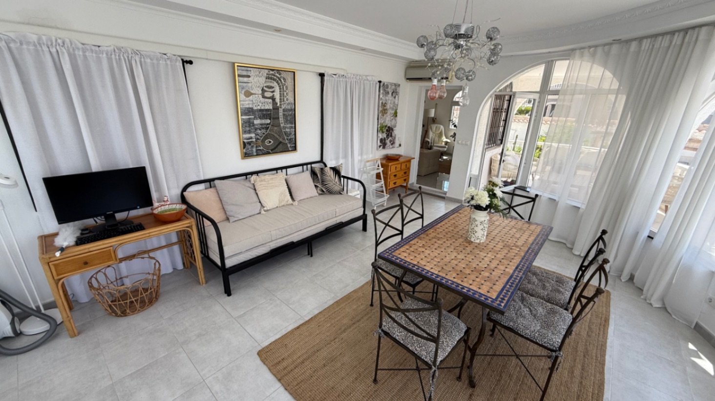 Wir präsentieren Ihnen diese wunderschön gestaltete Villa mit drei Schlafzimmern und zwei Badezimmern, die ideal gelegen ist im begehrten Viertel El