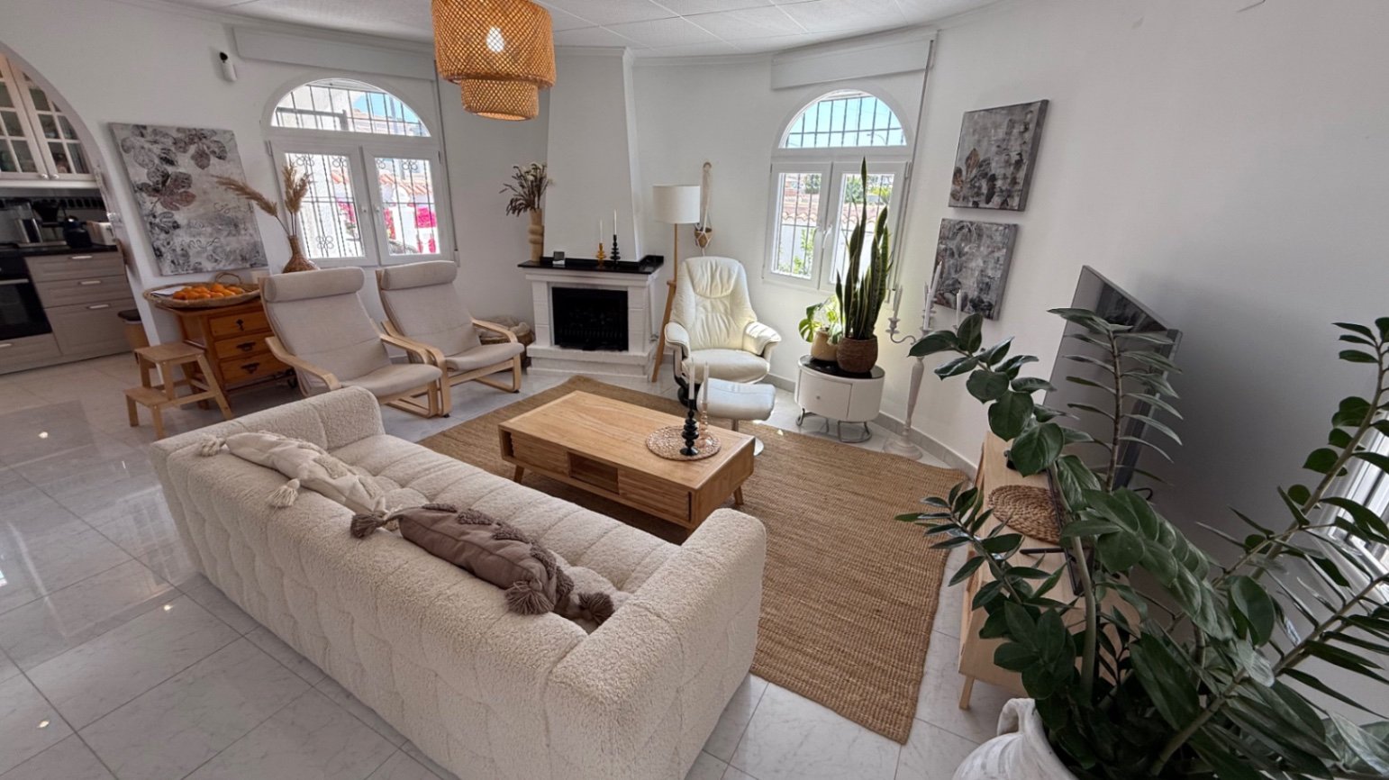 Wir präsentieren Ihnen diese wunderschön gestaltete Villa mit drei Schlafzimmern und zwei Badezimmern, die ideal gelegen ist im begehrten Viertel El