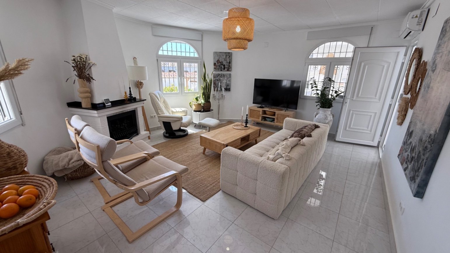Wir präsentieren Ihnen diese wunderschön gestaltete Villa mit drei Schlafzimmern und zwei Badezimmern, die ideal gelegen ist im begehrten Viertel El