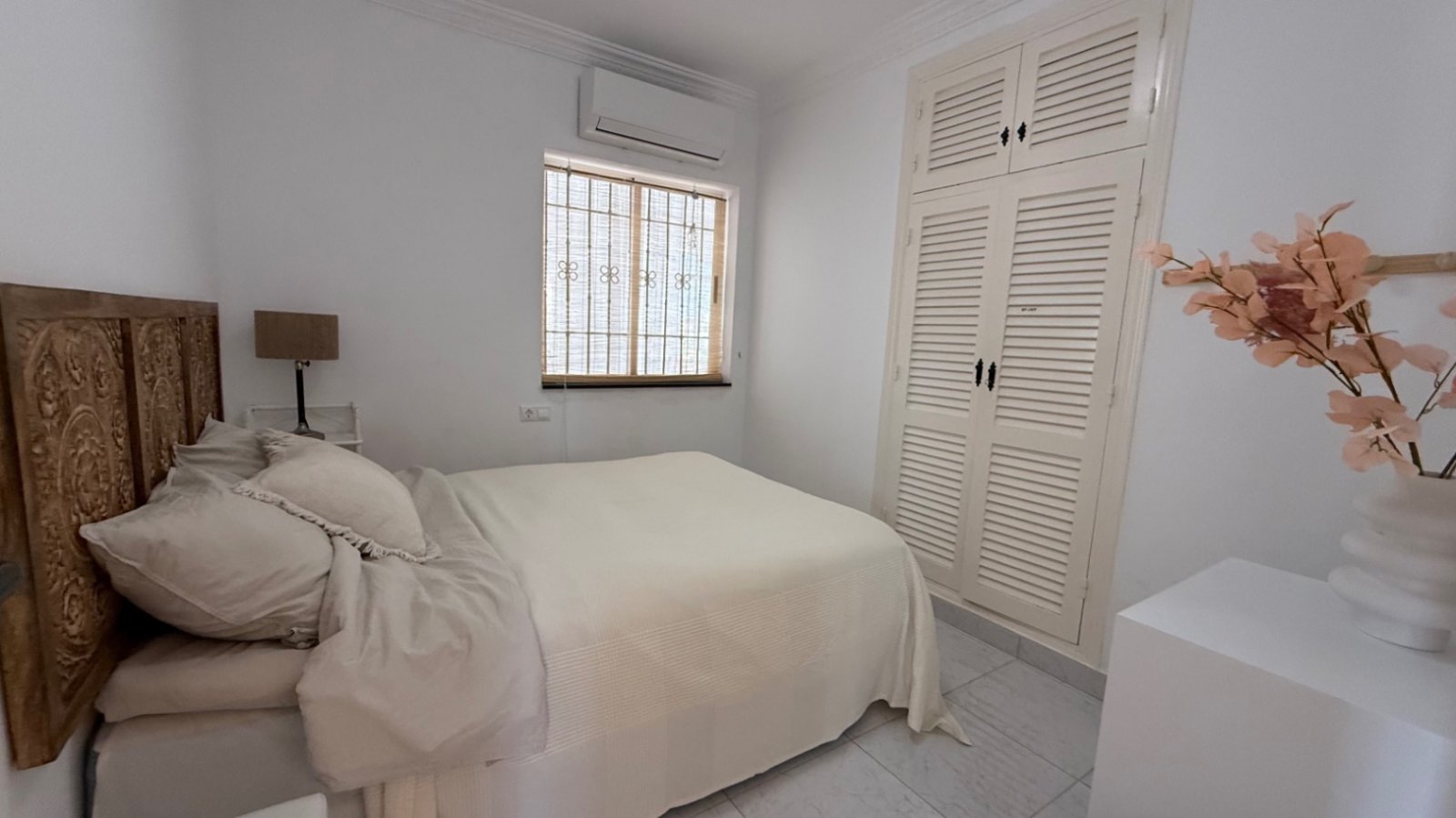 Wir präsentieren Ihnen diese wunderschön gestaltete Villa mit drei Schlafzimmern und zwei Badezimmern, die ideal gelegen ist im begehrten Viertel El