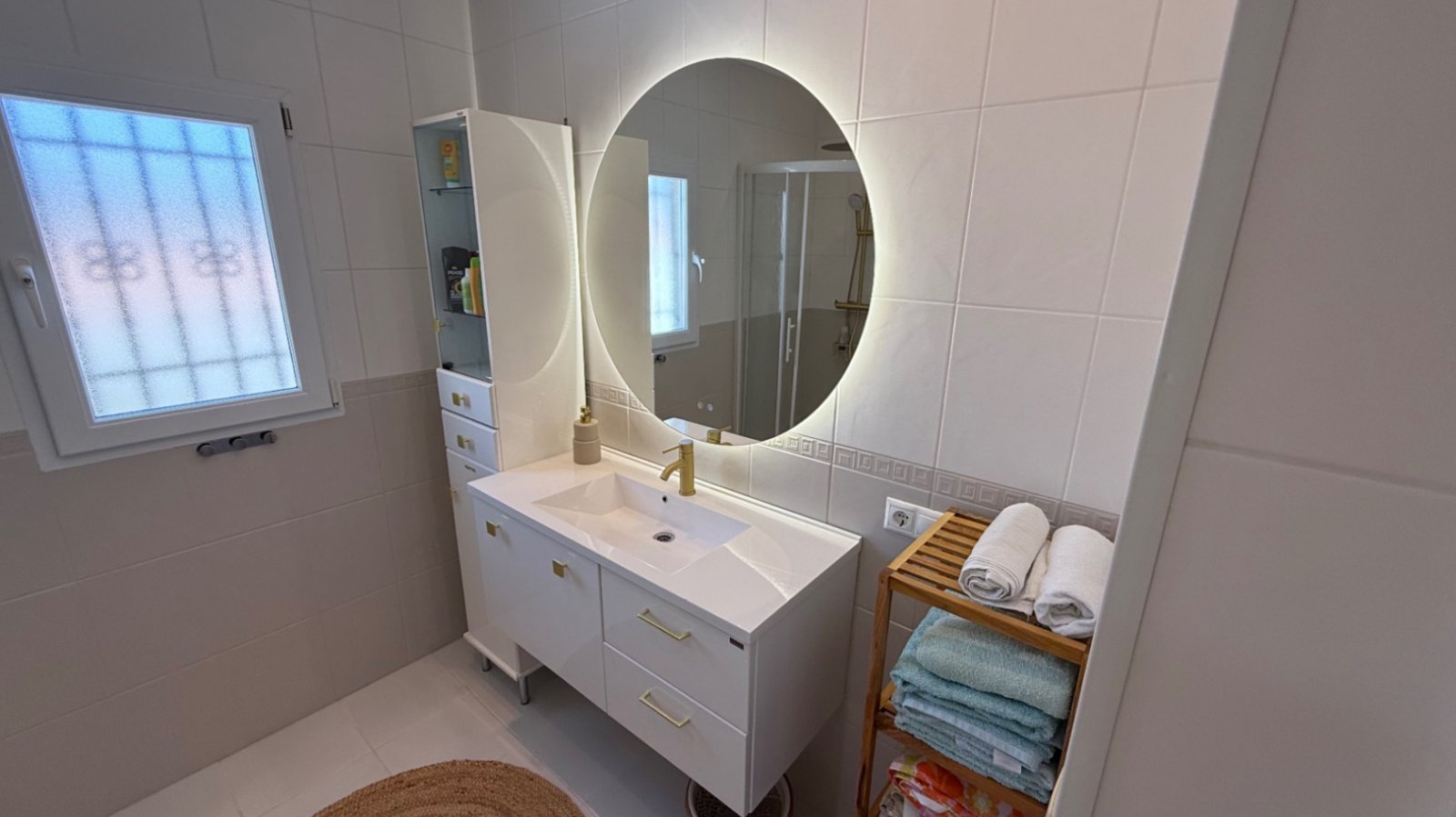 Wir präsentieren Ihnen diese wunderschön gestaltete Villa mit drei Schlafzimmern und zwei Badezimmern, die ideal gelegen ist im begehrten Viertel El