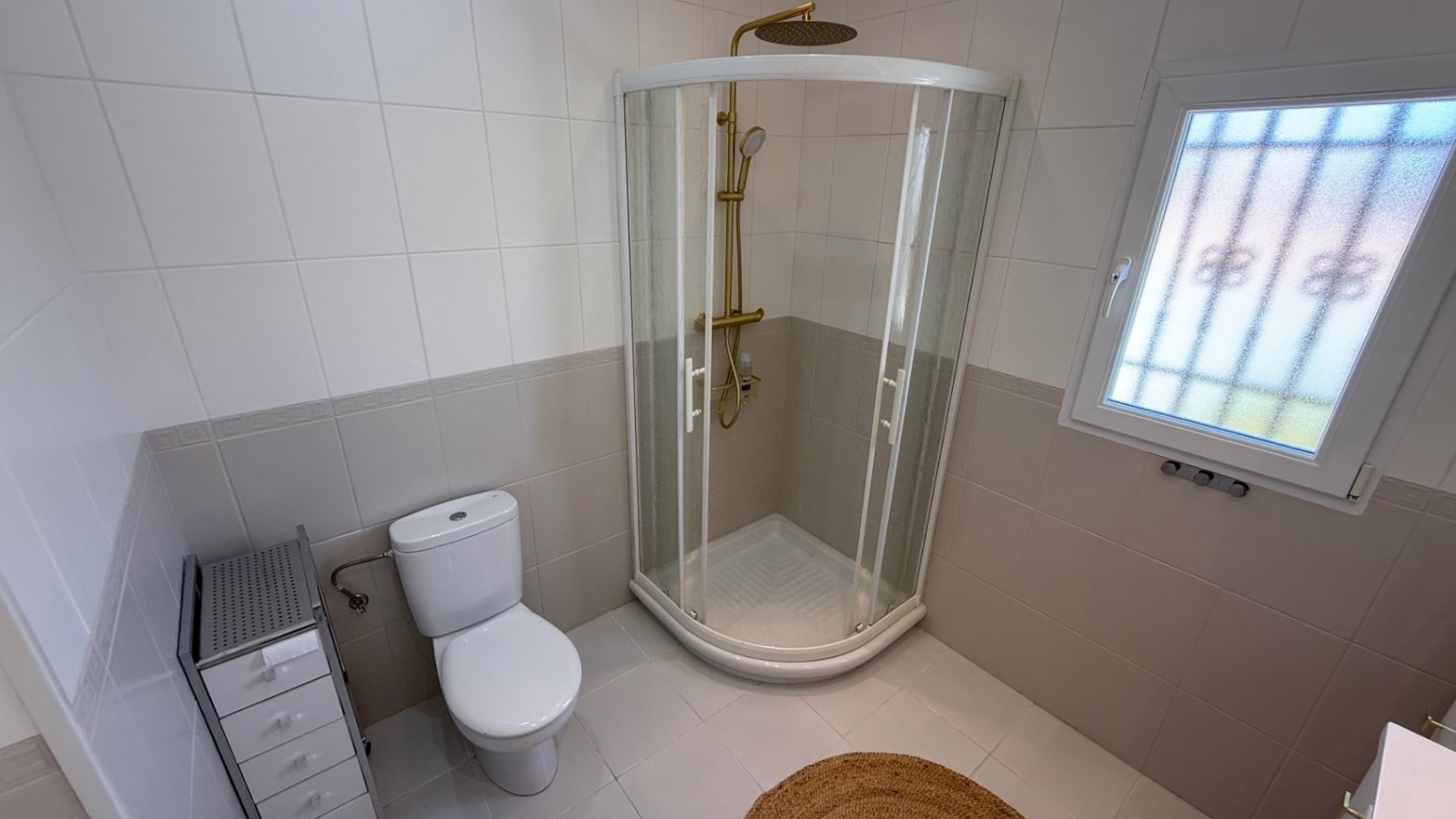 Wir präsentieren Ihnen diese wunderschön gestaltete Villa mit drei Schlafzimmern und zwei Badezimmern, die ideal gelegen ist im begehrten Viertel El