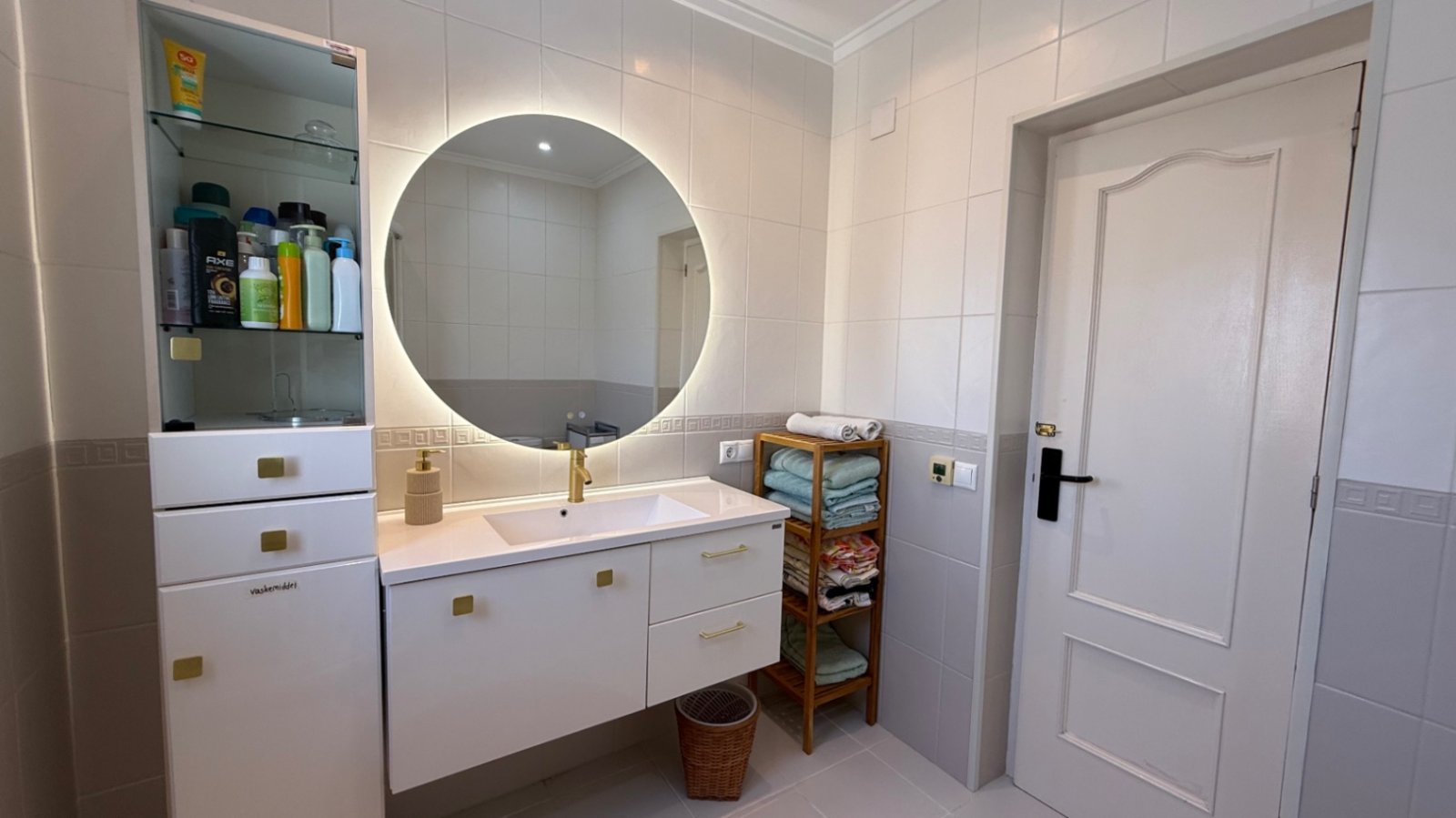 Wir präsentieren Ihnen diese wunderschön gestaltete Villa mit drei Schlafzimmern und zwei Badezimmern, die ideal gelegen ist im begehrten Viertel El