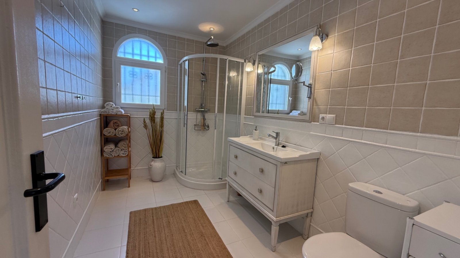 Wir präsentieren Ihnen diese wunderschön gestaltete Villa mit drei Schlafzimmern und zwei Badezimmern, die ideal gelegen ist im begehrten Viertel El