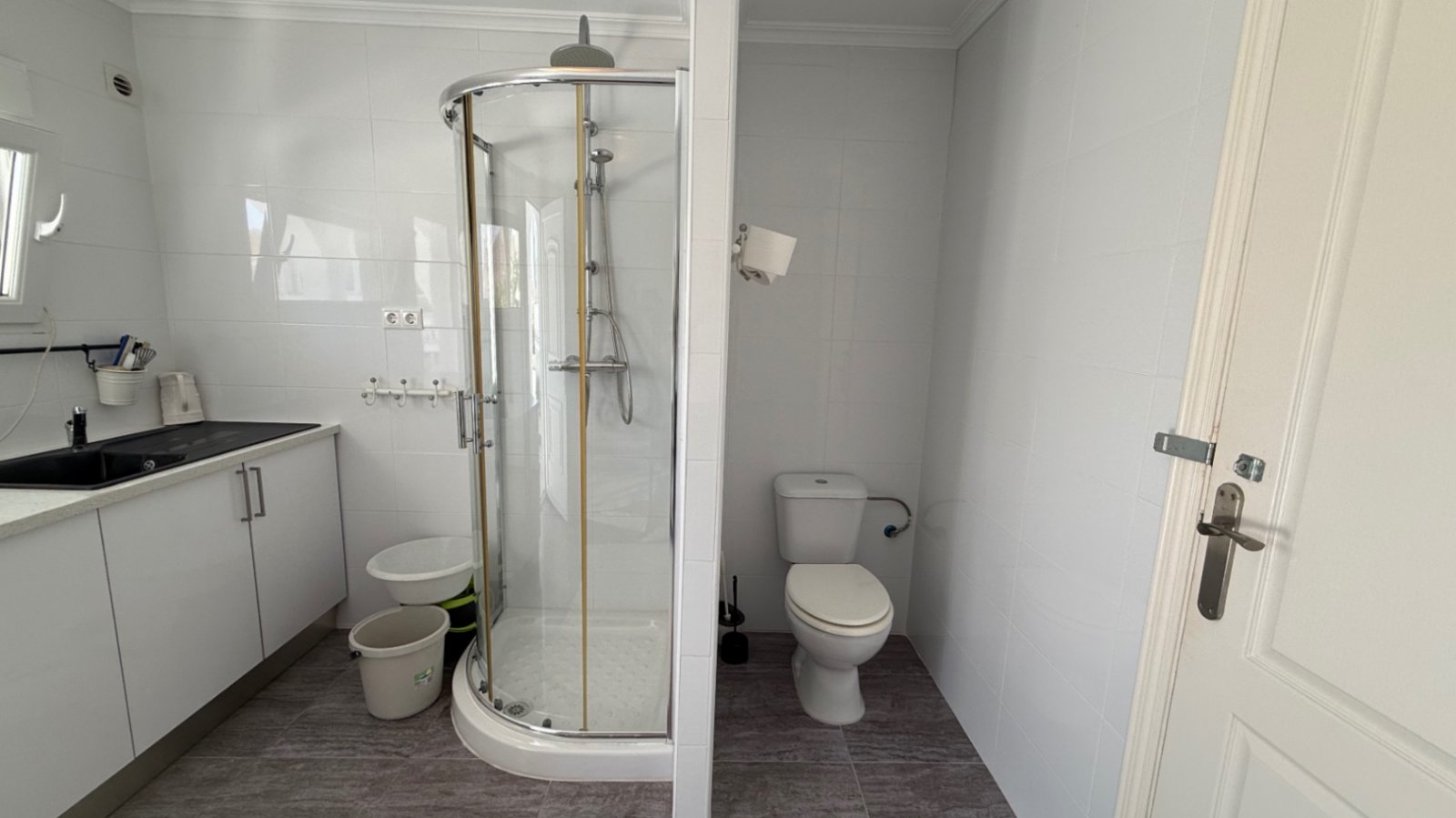 Wir präsentieren Ihnen diese wunderschön gestaltete Villa mit drei Schlafzimmern und zwei Badezimmern, die ideal gelegen ist im begehrten Viertel El
