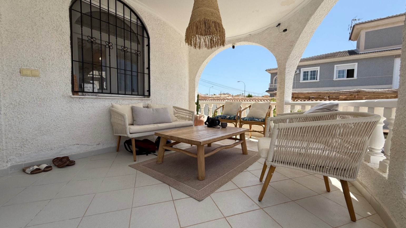 Wir präsentieren Ihnen diese wunderschön gestaltete Villa mit drei Schlafzimmern und zwei Badezimmern, die ideal gelegen ist im begehrten Viertel El