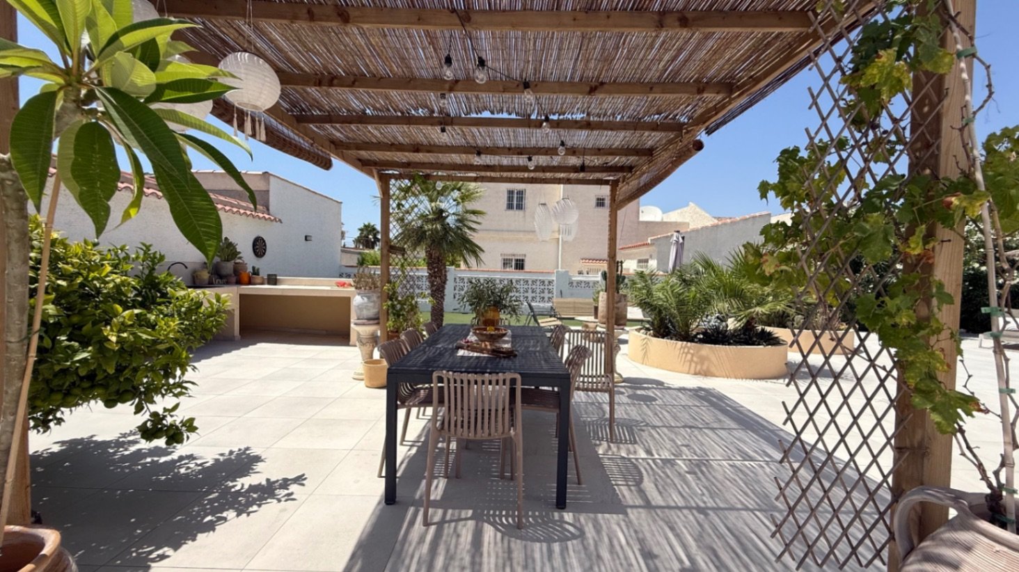 Wir präsentieren Ihnen diese wunderschön gestaltete Villa mit drei Schlafzimmern und zwei Badezimmern, die ideal gelegen ist im begehrten Viertel El