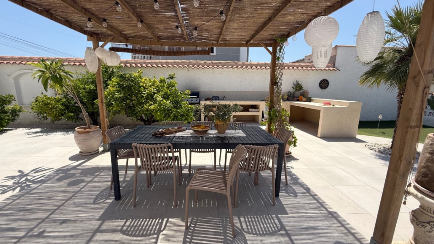 Wir präsentieren Ihnen diese wunderschön gestaltete Villa mit drei Schlafzimmern und zwei Badezimmern, die ideal gelegen ist im begehrten Viertel El
