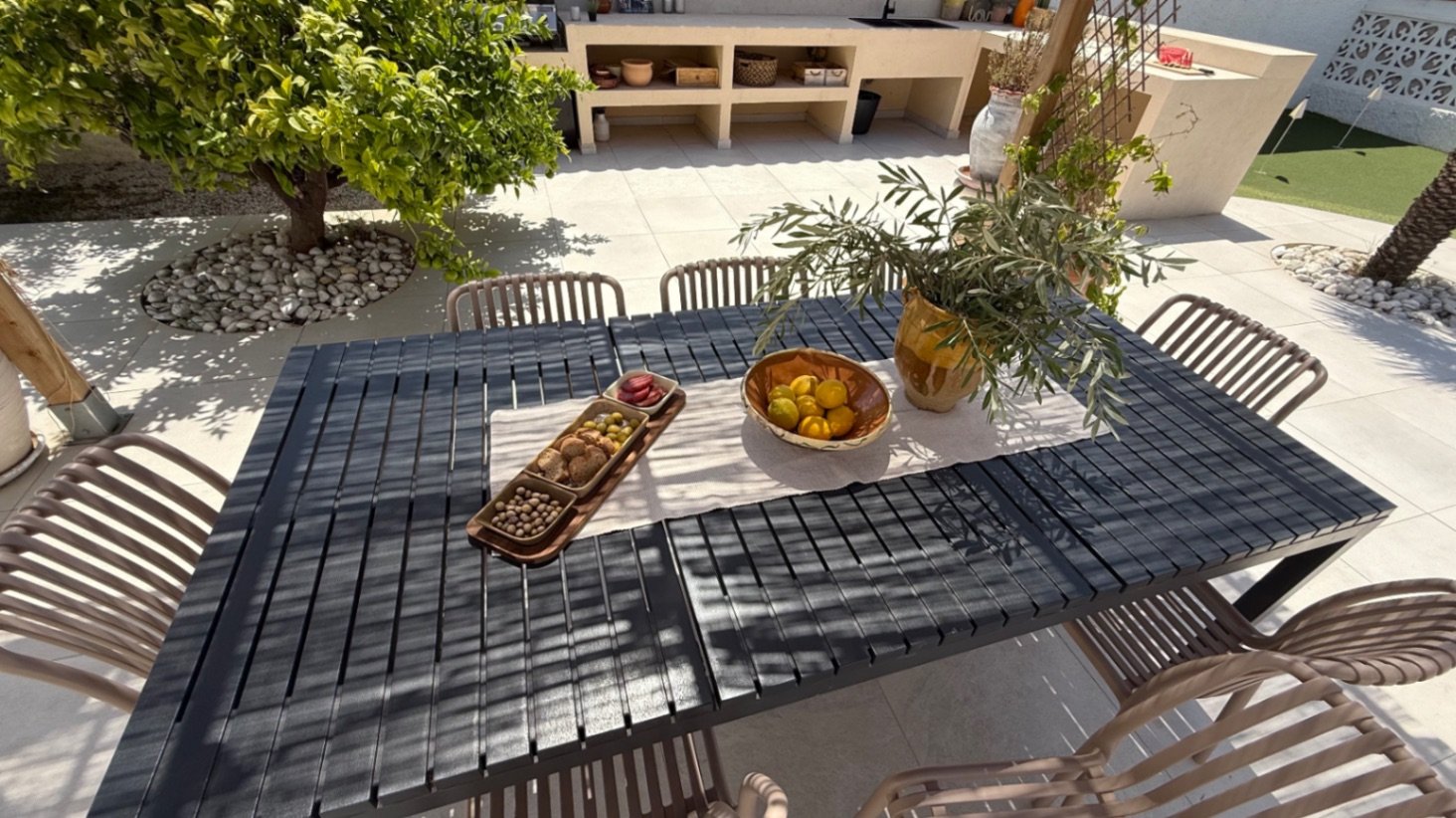 Wir präsentieren Ihnen diese wunderschön gestaltete Villa mit drei Schlafzimmern und zwei Badezimmern, die ideal gelegen ist im begehrten Viertel El