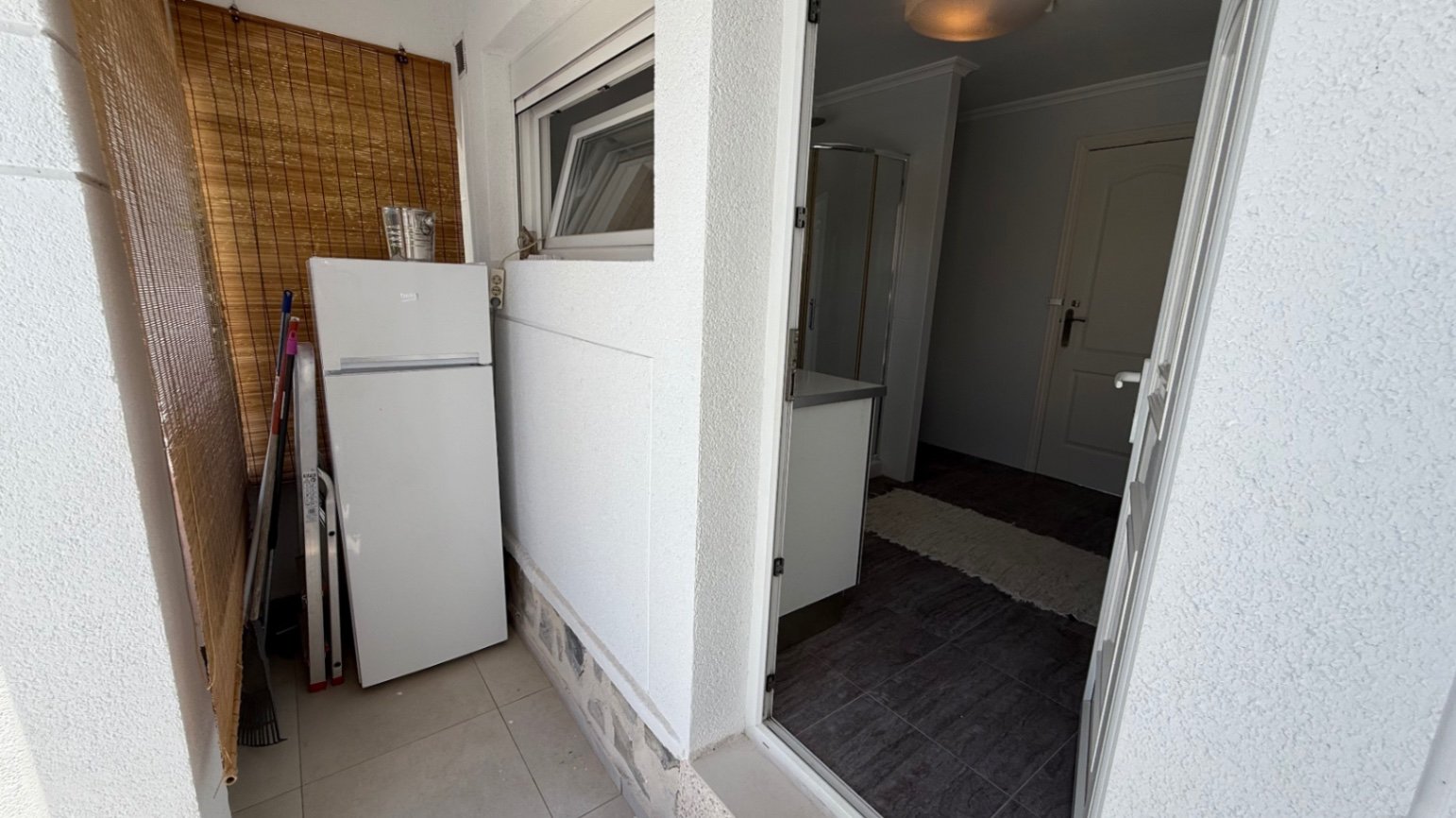 Wir präsentieren Ihnen diese wunderschön gestaltete Villa mit drei Schlafzimmern und zwei Badezimmern, die ideal gelegen ist im begehrten Viertel El