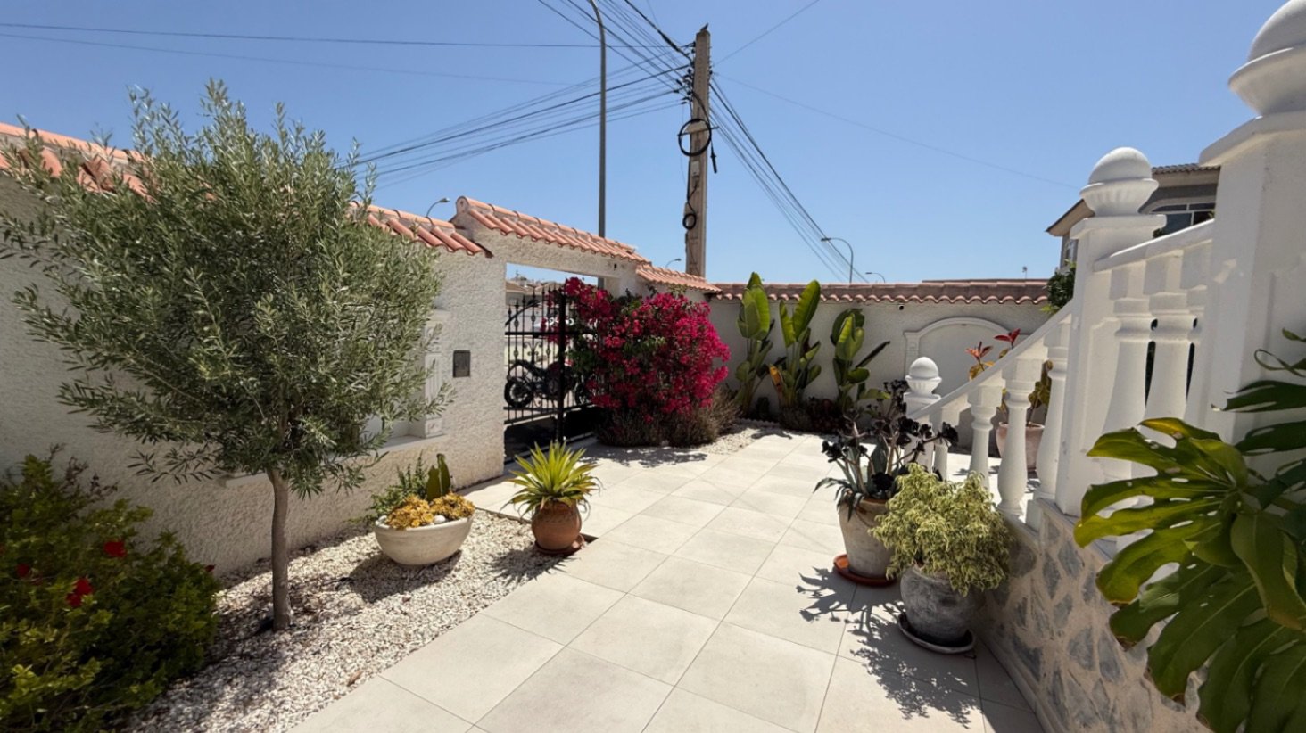 Wir präsentieren Ihnen diese wunderschön gestaltete Villa mit drei Schlafzimmern und zwei Badezimmern, die ideal gelegen ist im begehrten Viertel El