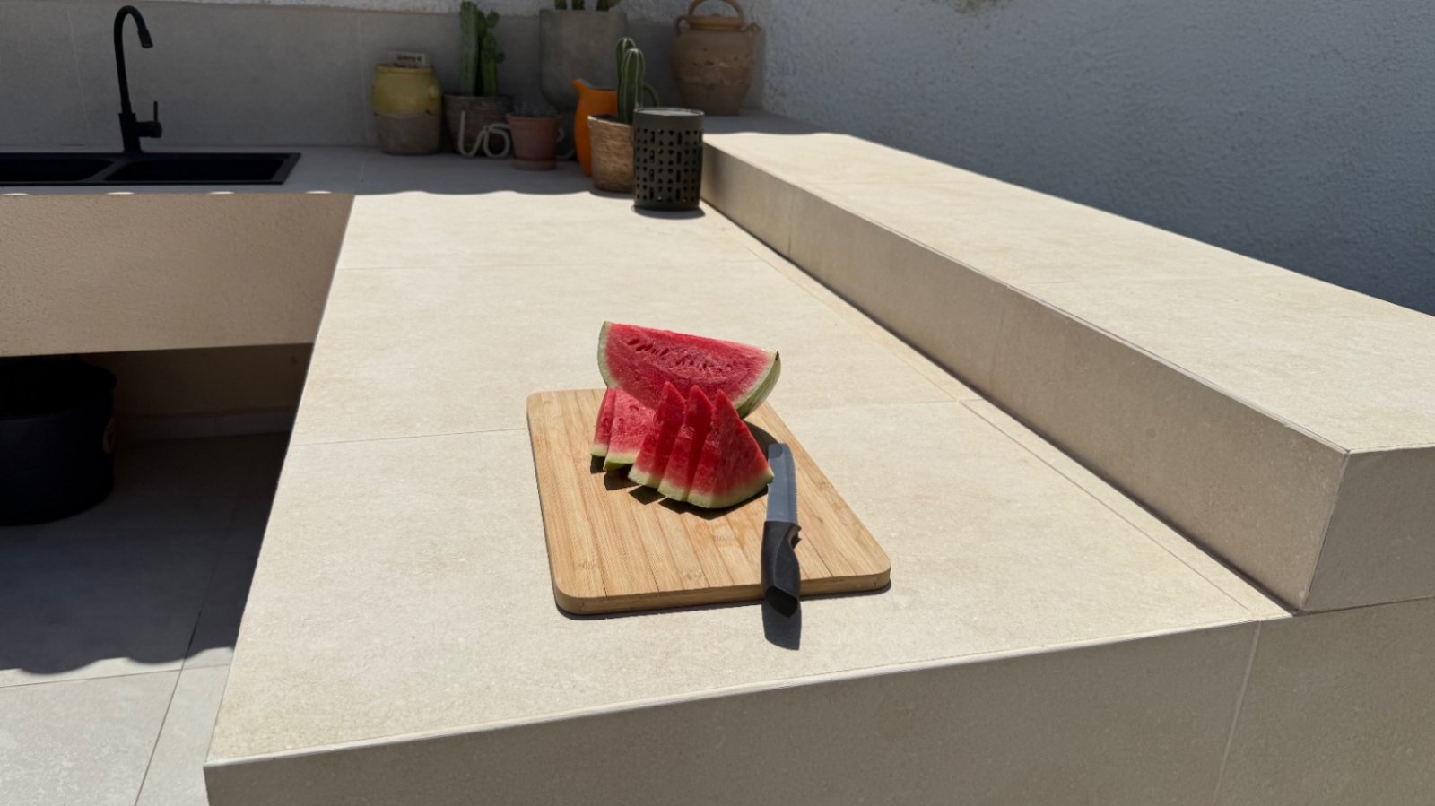 Wir präsentieren Ihnen diese wunderschön gestaltete Villa mit drei Schlafzimmern und zwei Badezimmern, die ideal gelegen ist im begehrten Viertel El