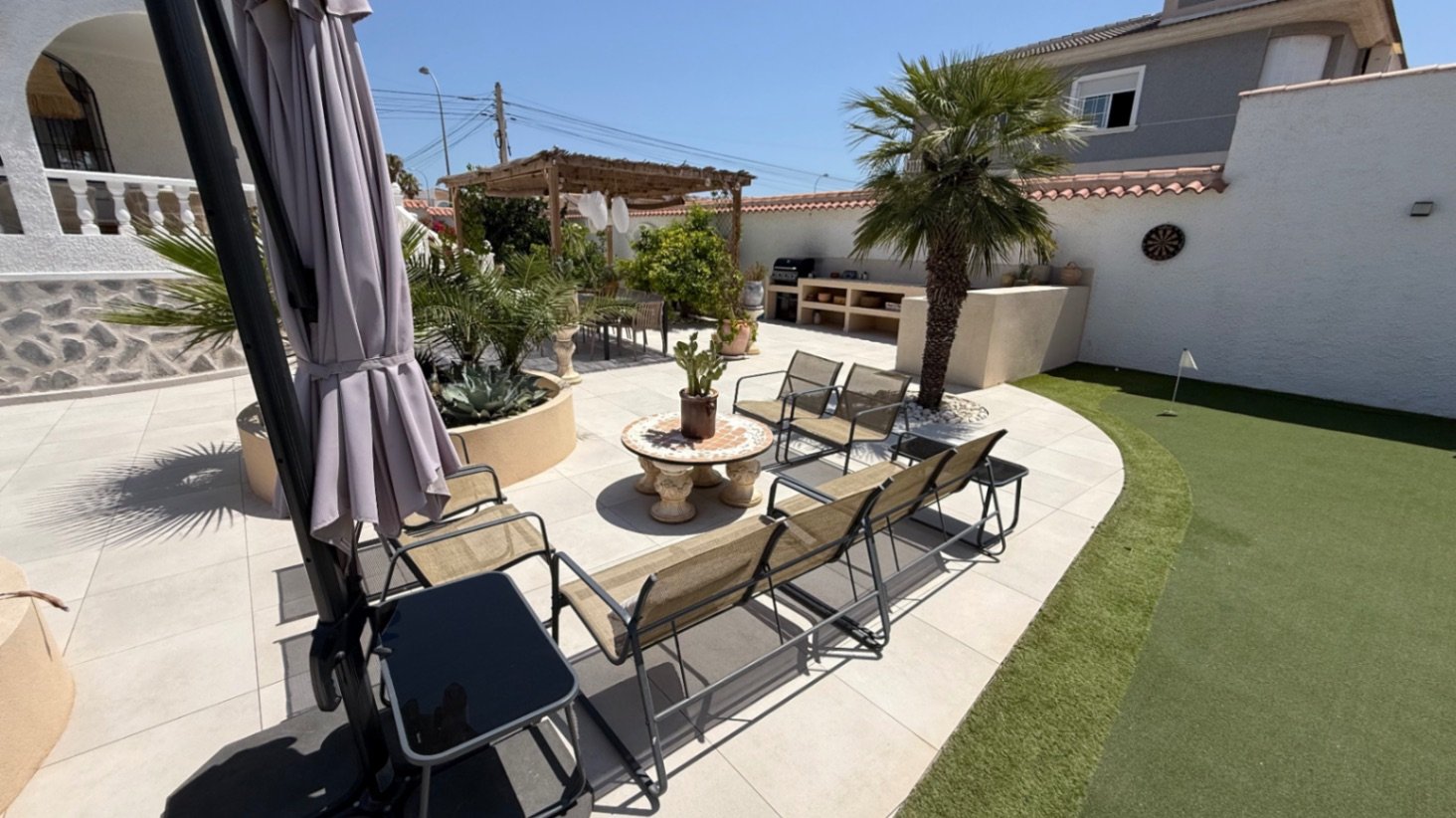 Wir präsentieren Ihnen diese wunderschön gestaltete Villa mit drei Schlafzimmern und zwei Badezimmern, die ideal gelegen ist im begehrten Viertel El