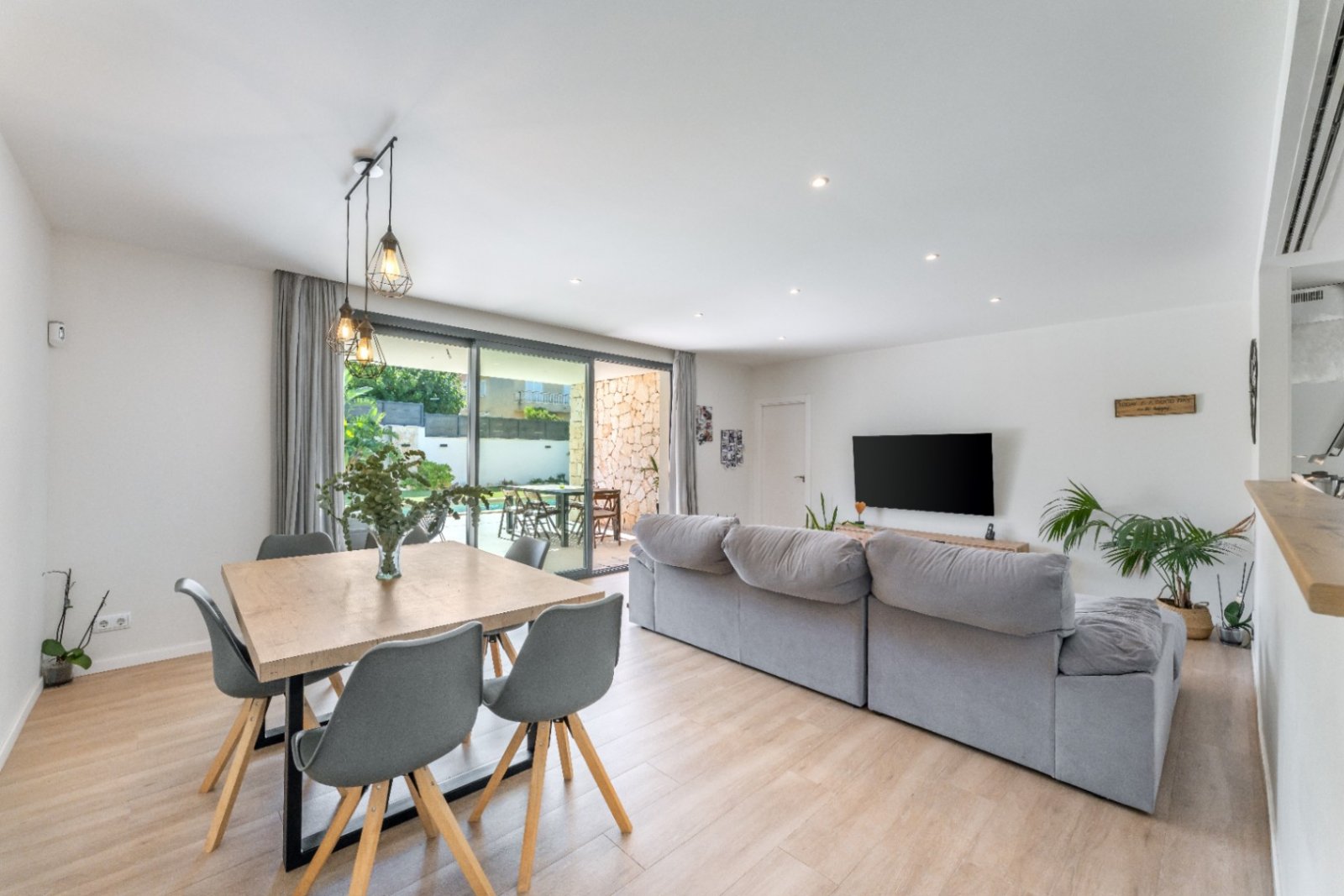 Moderne neu gebaute Villa in Marratxí, nur wenige Minuten vom Zentrum von Palma entfernt. 2021 auf einem Grundstück von etwa 600 m² erbaut. Die Räume