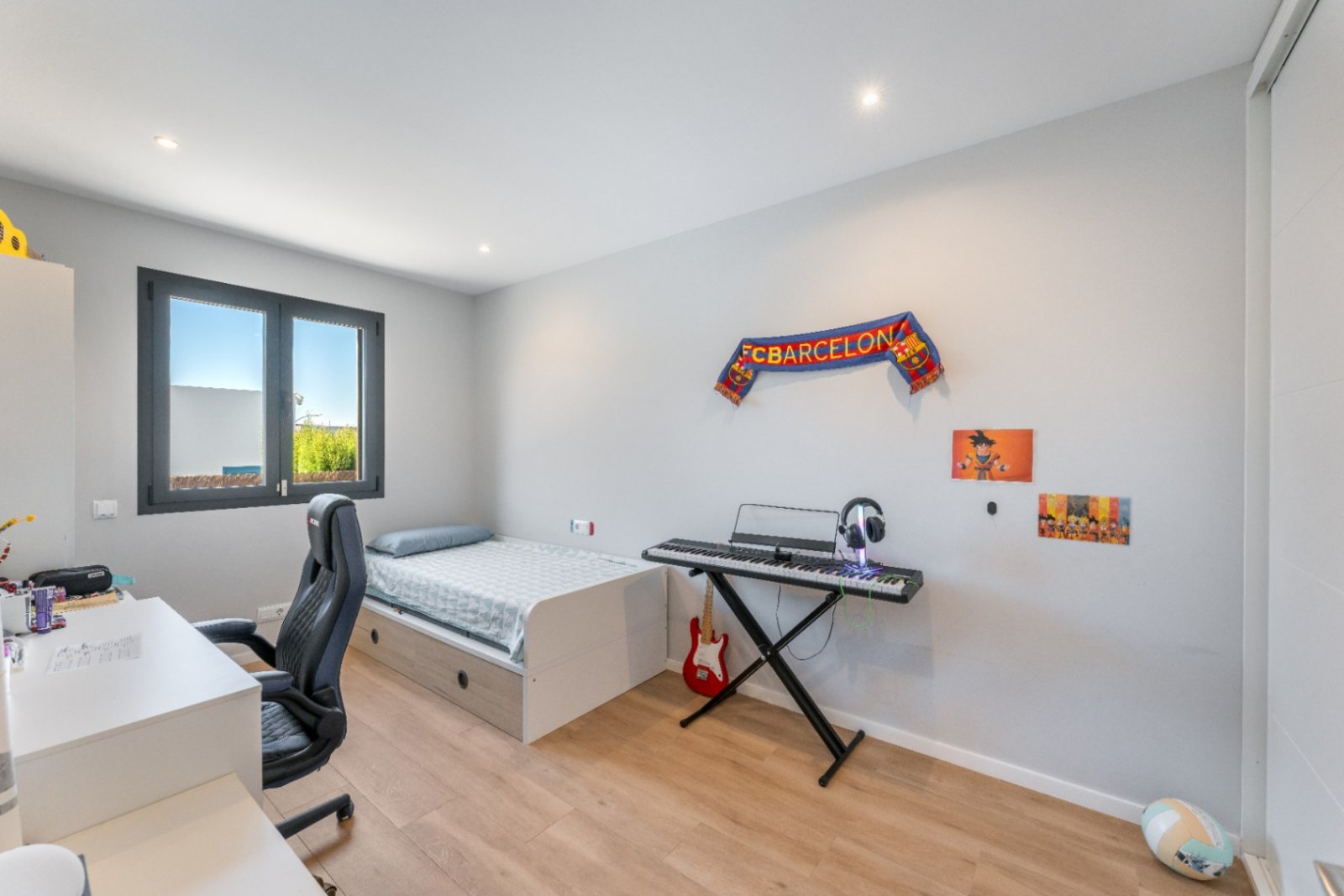 Moderne neu gebaute Villa in Marratxí, nur wenige Minuten vom Zentrum von Palma entfernt. 2021 auf einem Grundstück von etwa 600 m² erbaut. Die Räume
